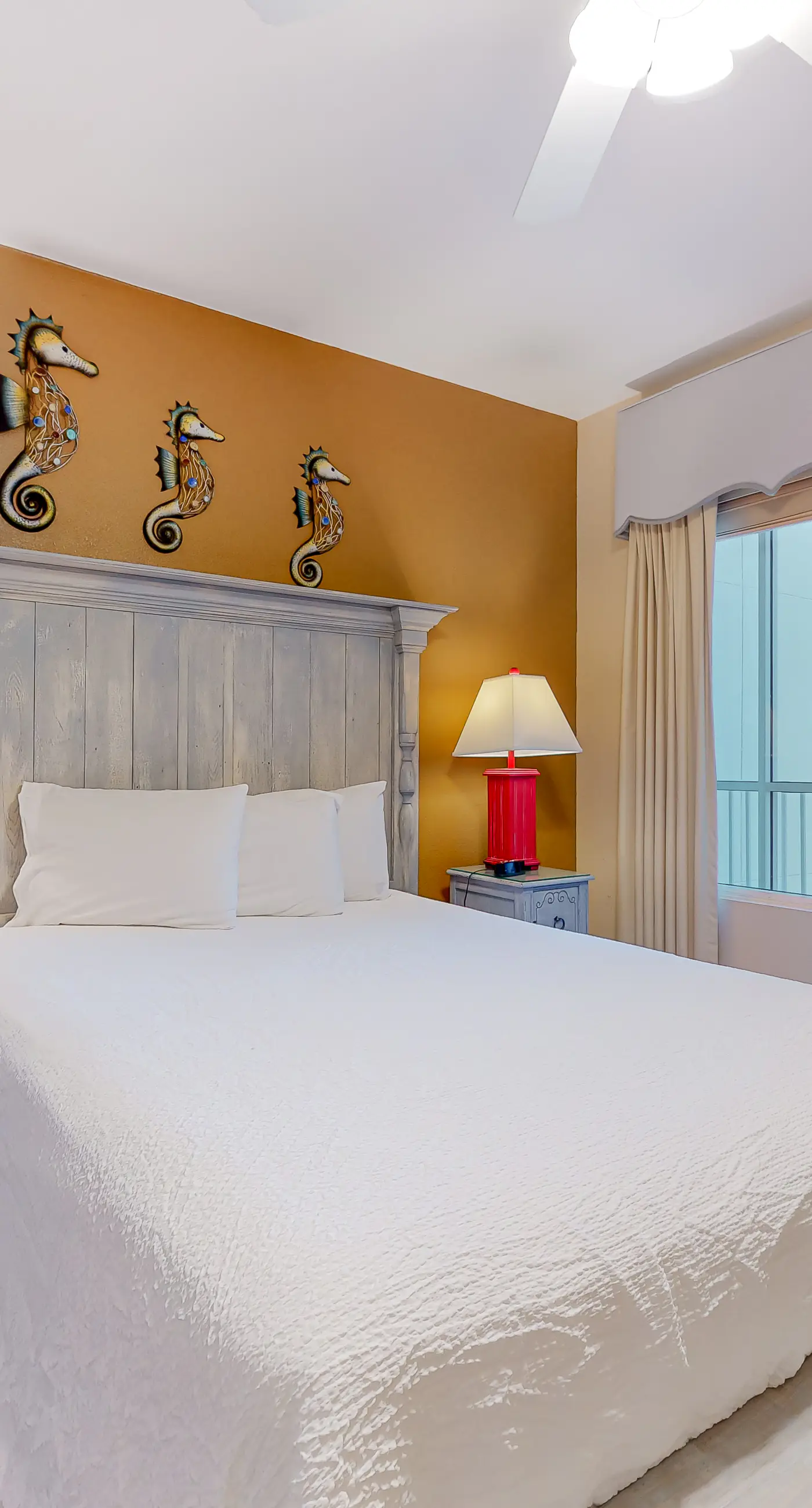 Spacious high-rise condo with stunning beachfront views, pools & hot tubs