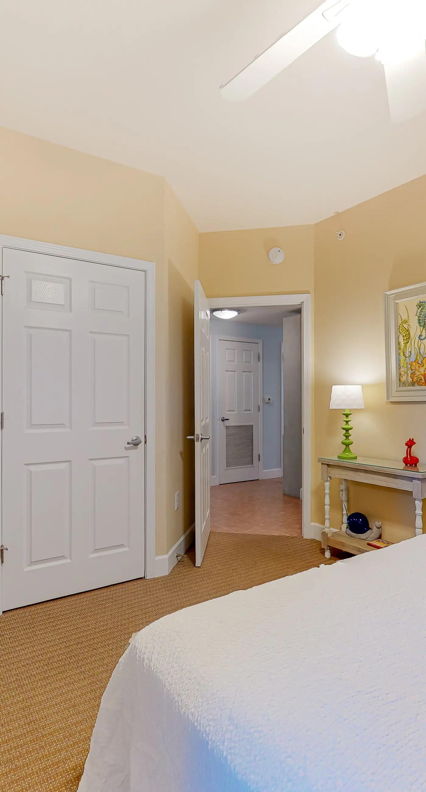 Spacious high-rise condo with stunning beachfront views, pools & hot tubs