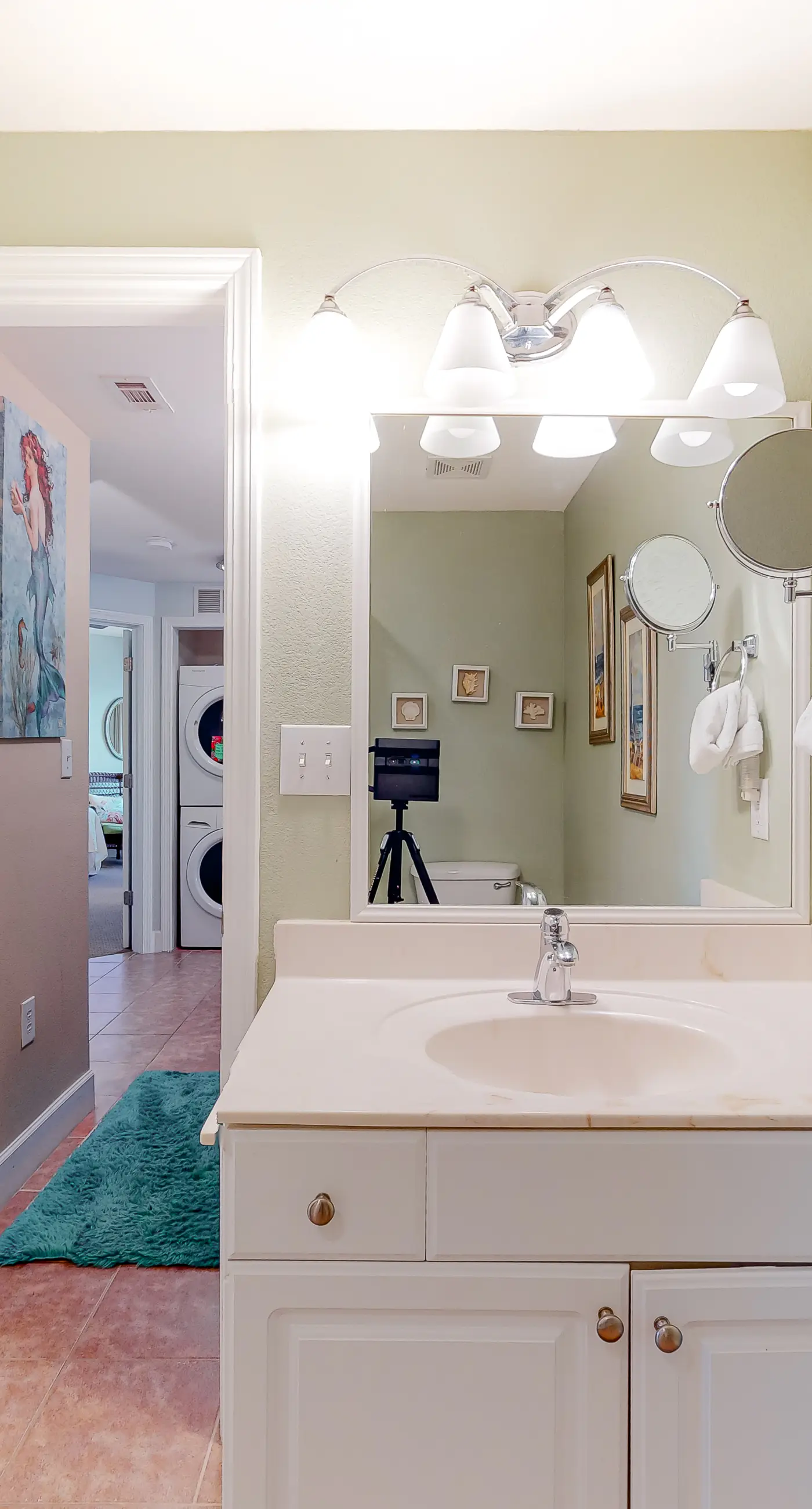 Spacious high-rise condo with stunning beachfront views, pools & hot tubs