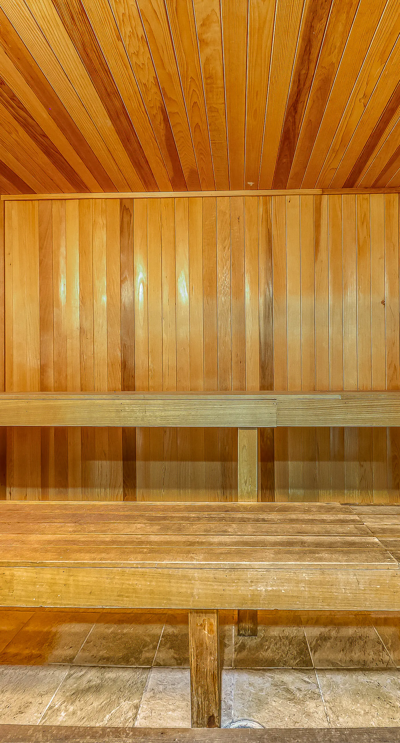 Spacious high-rise condo with stunning beachfront views, pools & hot tubs