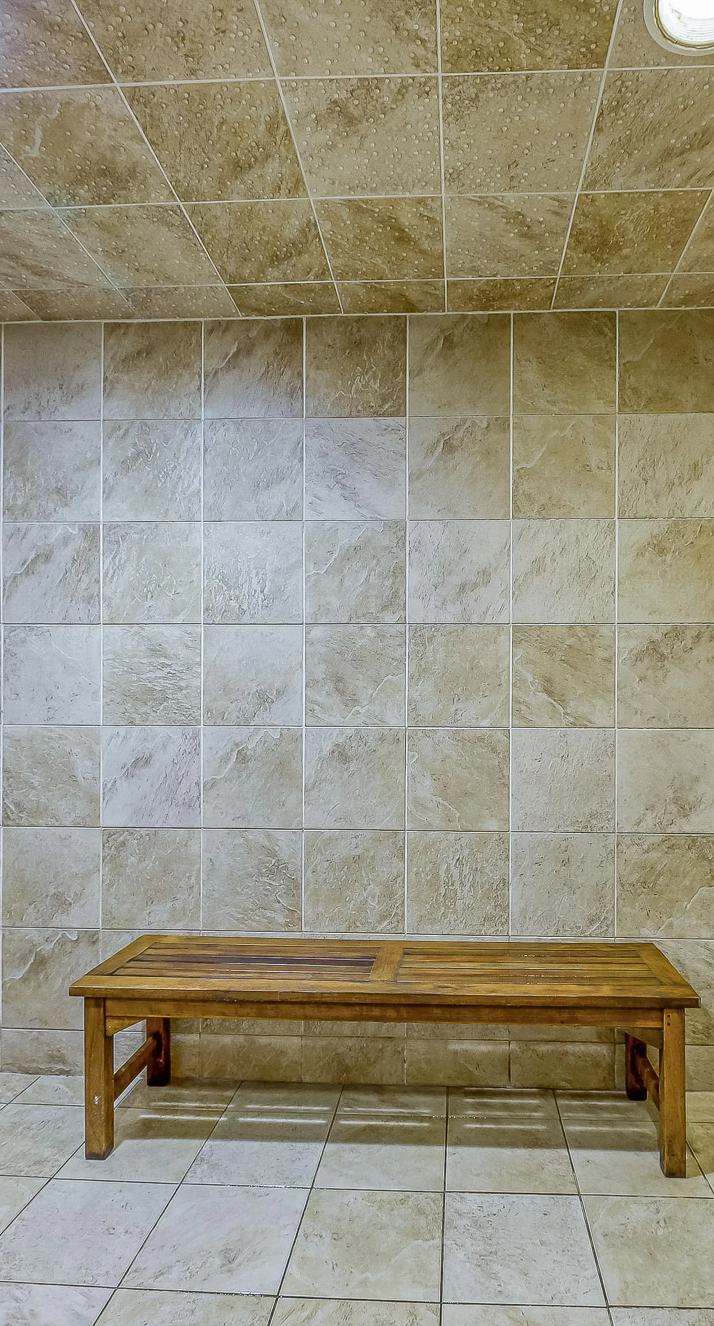 Spacious high-rise condo with stunning beachfront views, pools & hot tubs