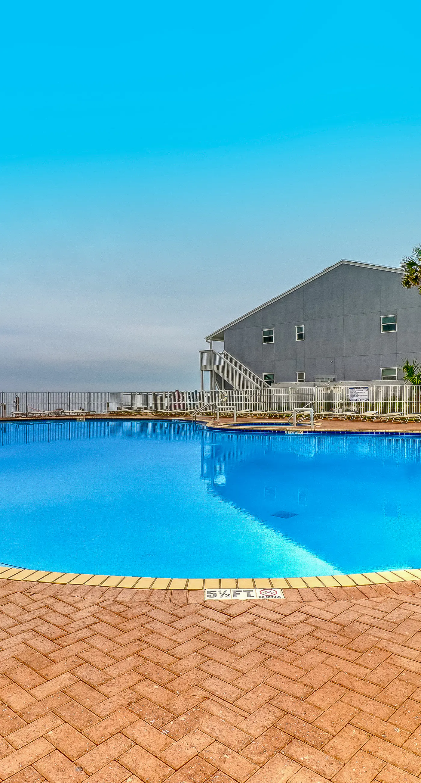 Spacious high-rise condo with stunning beachfront views, pools & hot tubs