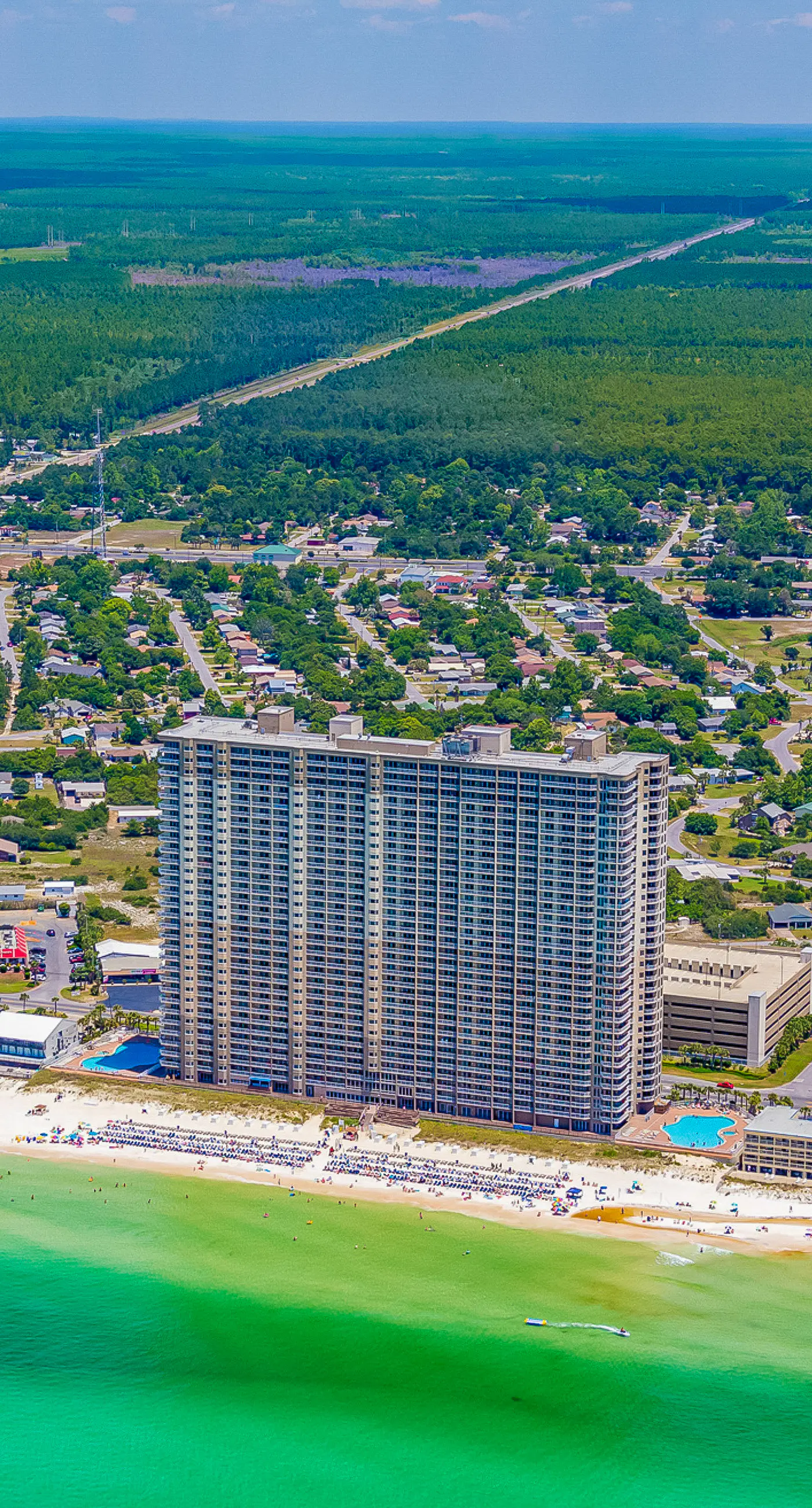 Spacious high-rise condo with stunning beachfront views, pools & hot tubs