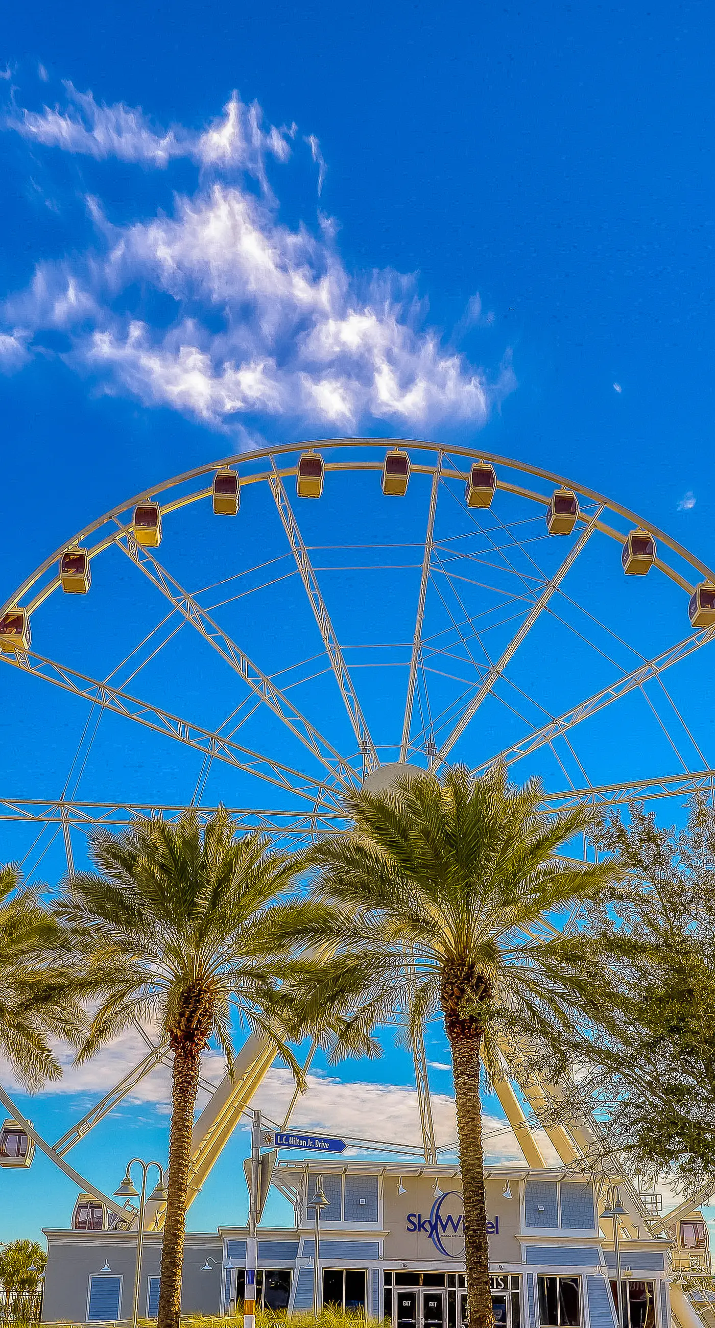 Spacious high-rise condo with stunning beachfront views, pools & hot tubs