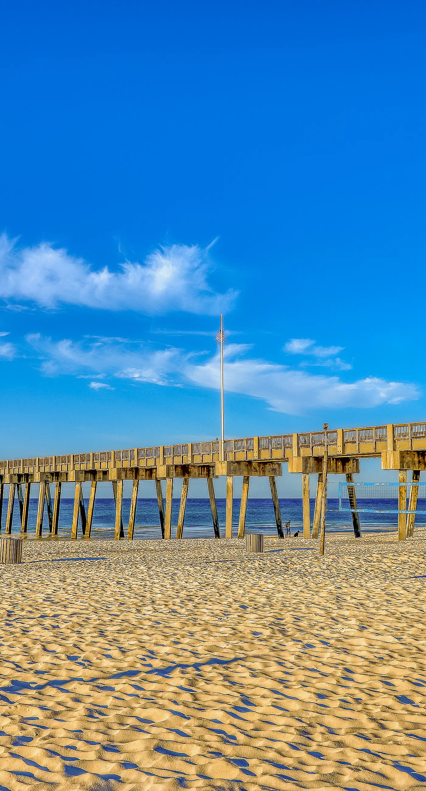 Spacious high-rise condo with stunning beachfront views, pools & hot tubs