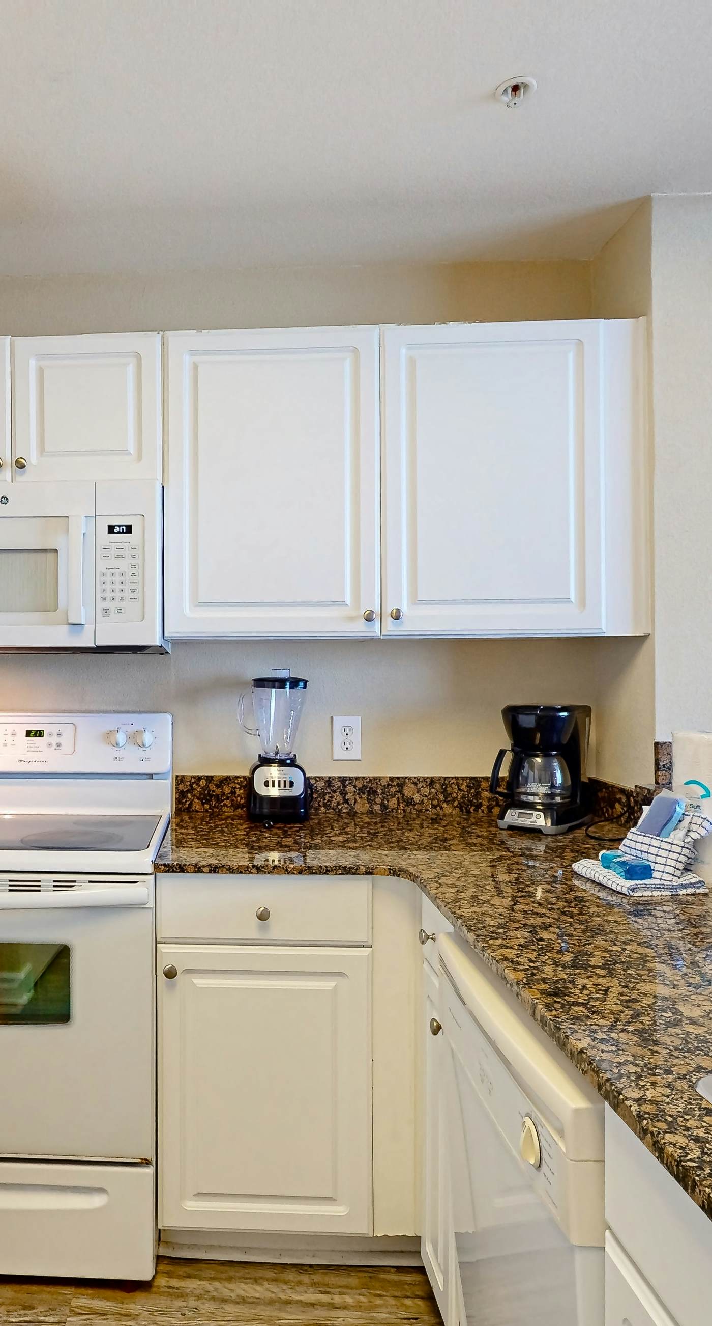 22nd Floor, Gorgeous Gulf-Front Condo w/ Shared Hot Tubs, Pools, & Beach Service