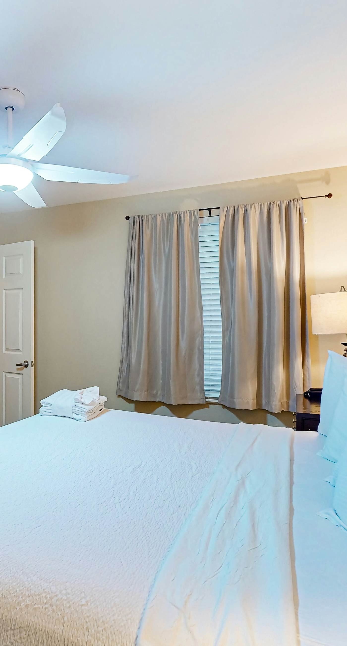 22nd Floor, Gorgeous Gulf-Front Condo w/ Shared Hot Tubs, Pools, & Beach Service