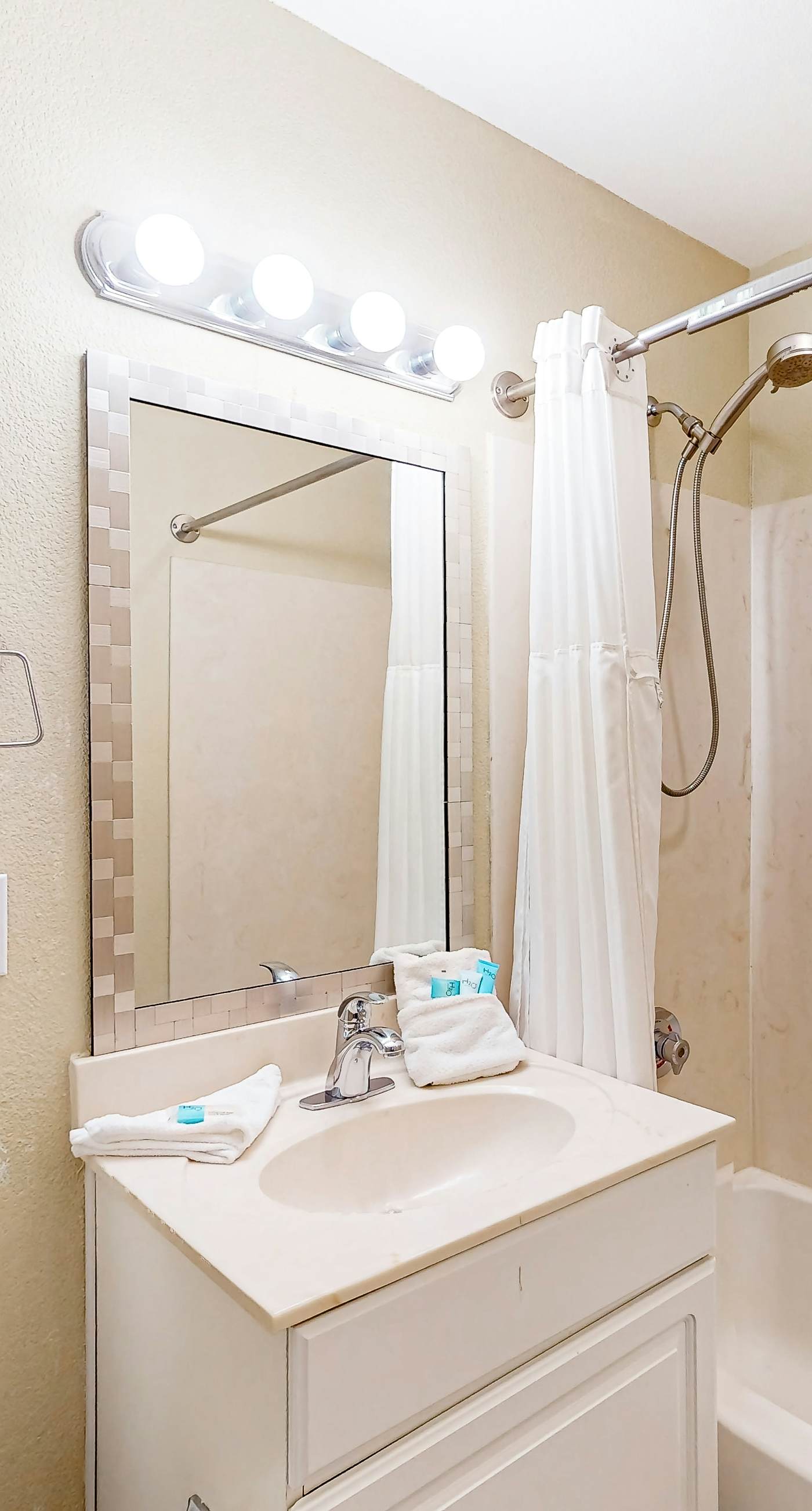 22nd Floor, Gorgeous Gulf-Front Condo w/ Shared Hot Tubs, Pools, & Beach Service