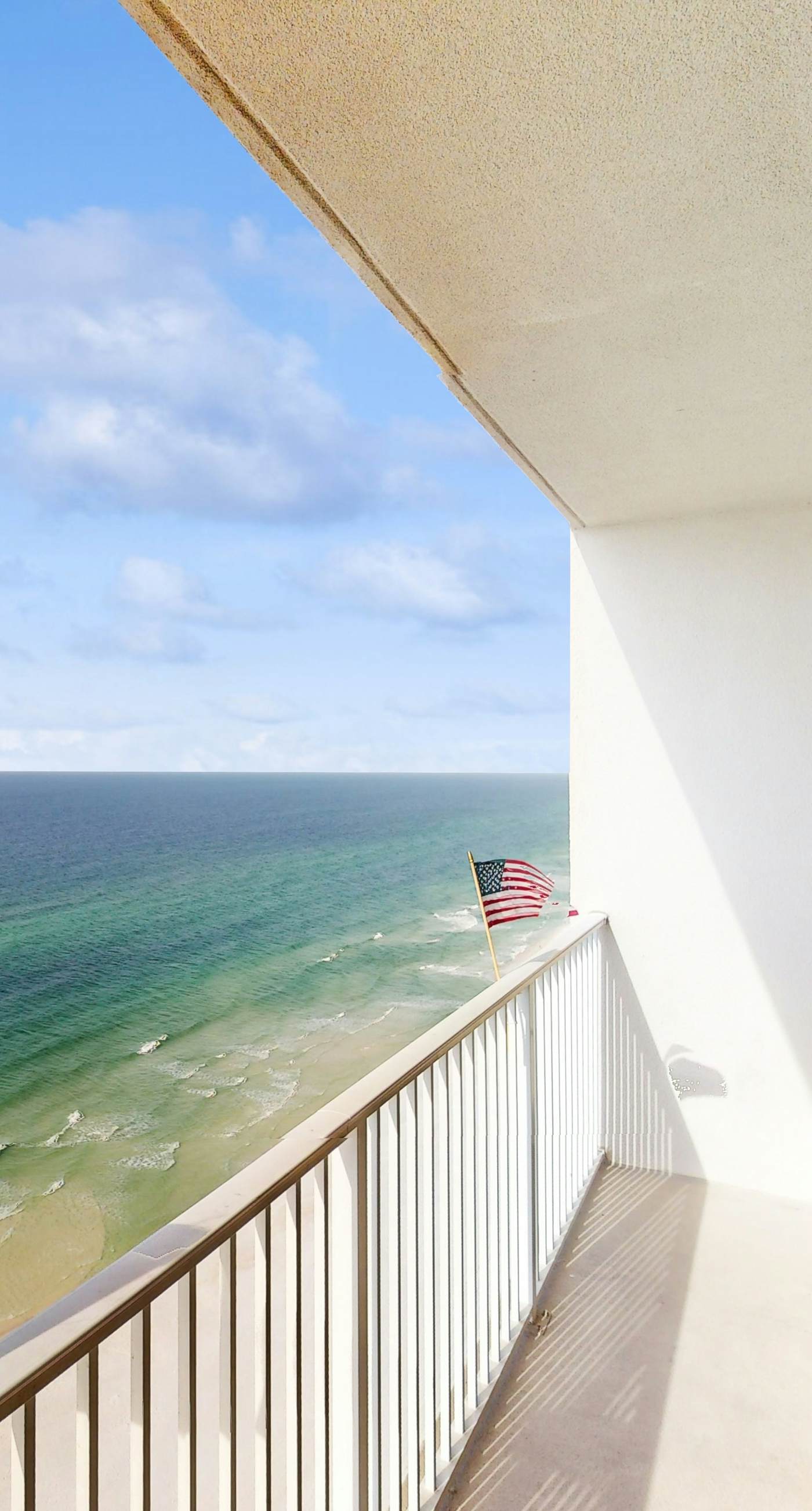 22nd-floor beachfront condo with Gulf views, hot tub, pools, sauna, gym, balcony