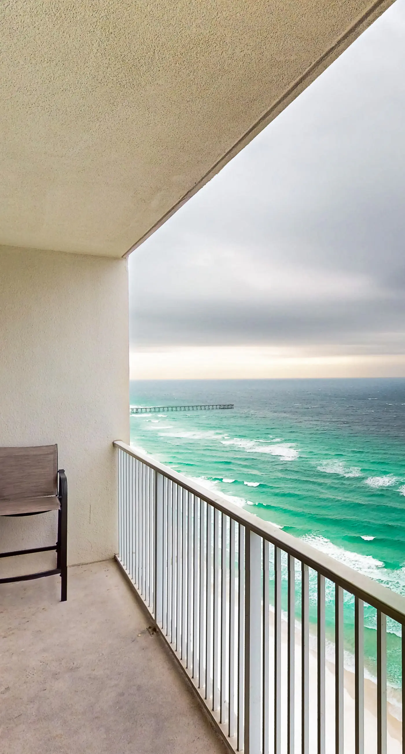 Tidewater beach condo w/ swimming pools & gym - free seasonal beach service