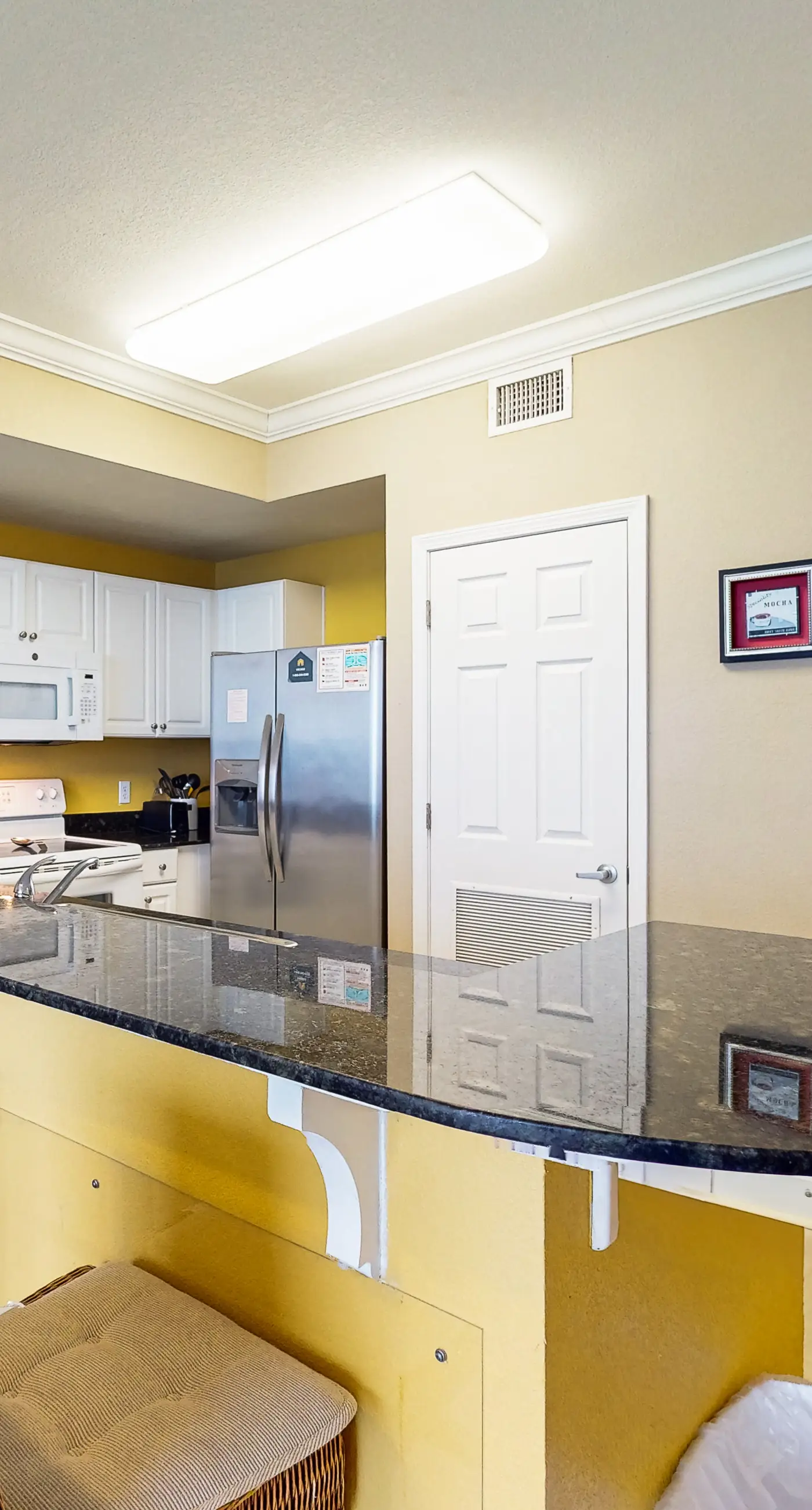 Tidewater beach condo w/ swimming pools & gym - free seasonal beach service