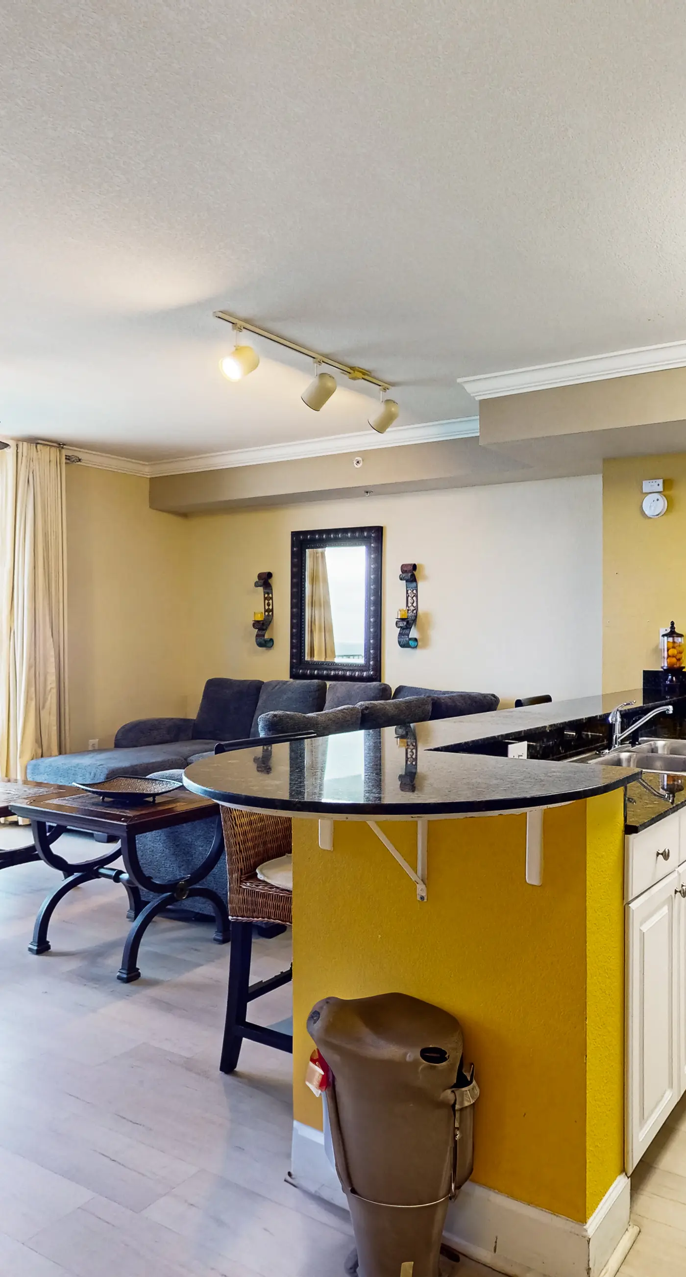 Tidewater beach condo w/ swimming pools & gym - free seasonal beach service