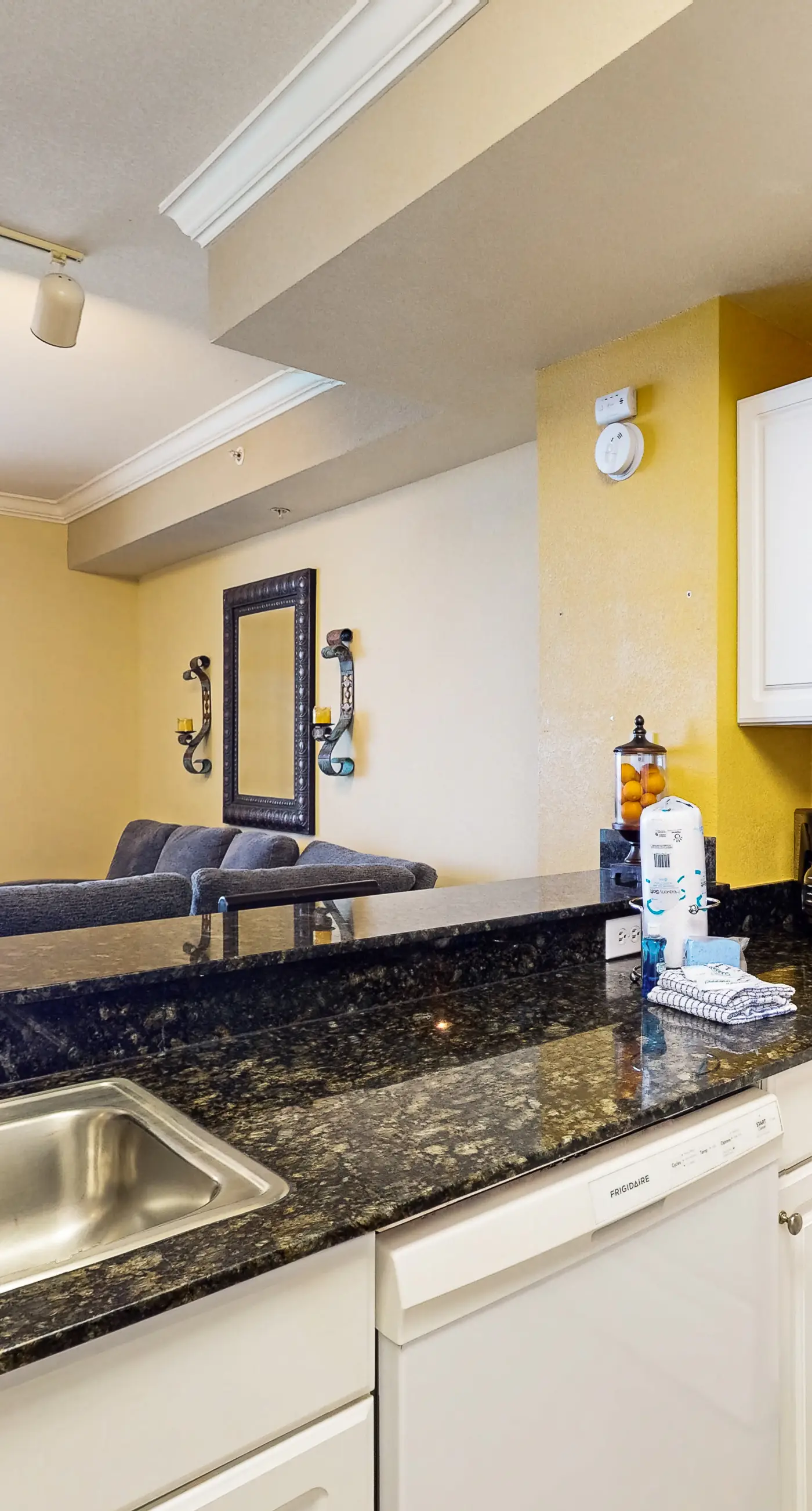 Tidewater beach condo w/ swimming pools & gym - free seasonal beach service