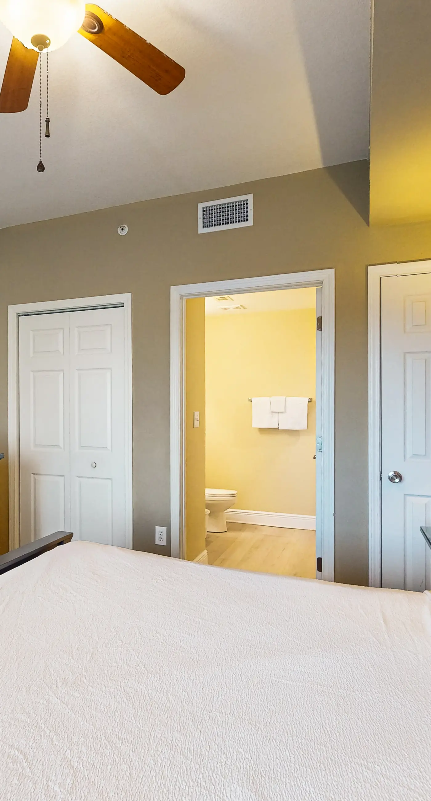 Tidewater beach condo w/ swimming pools & gym - free seasonal beach service