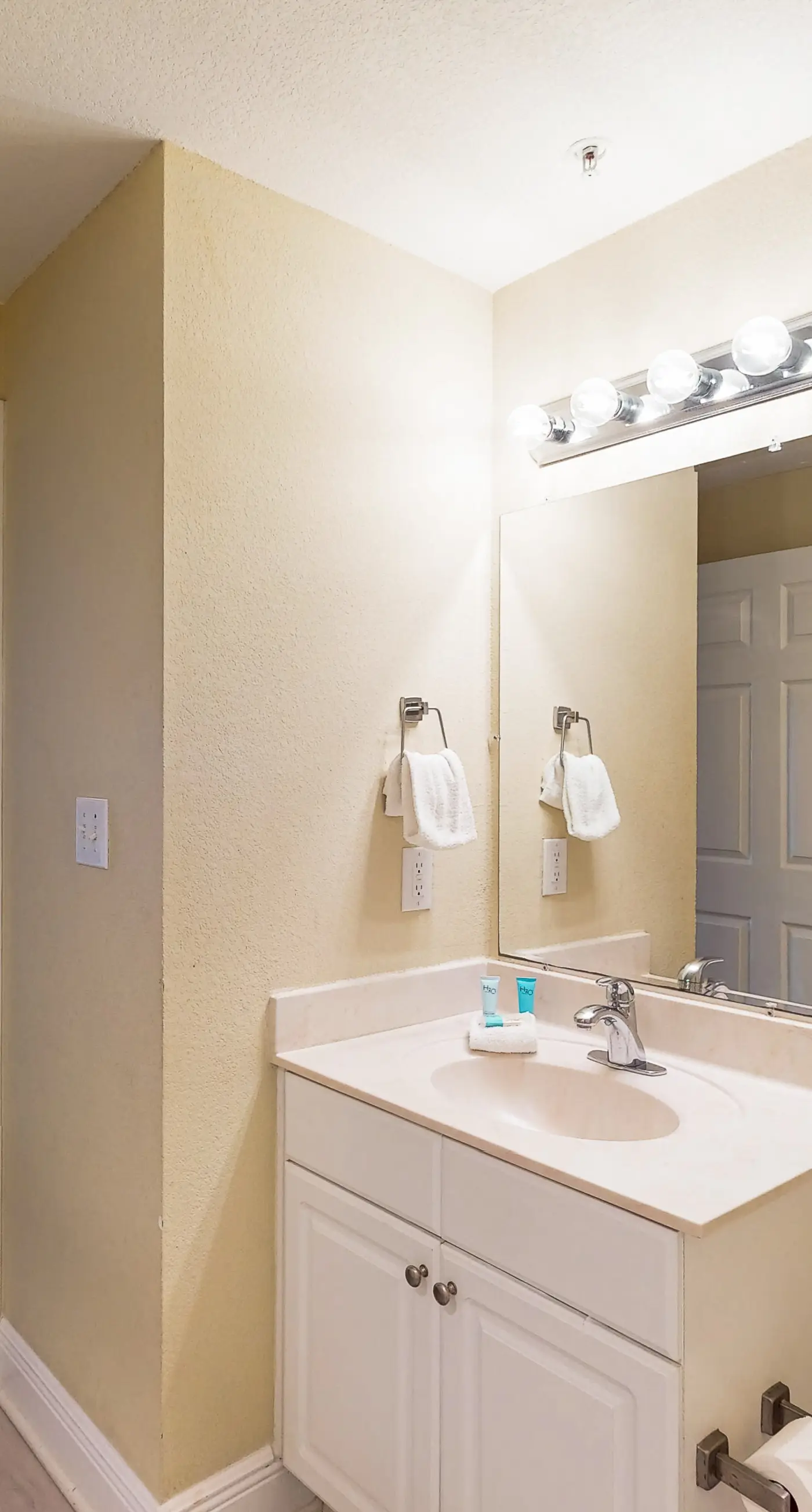 Tidewater beach condo w/ swimming pools & gym - free seasonal beach service