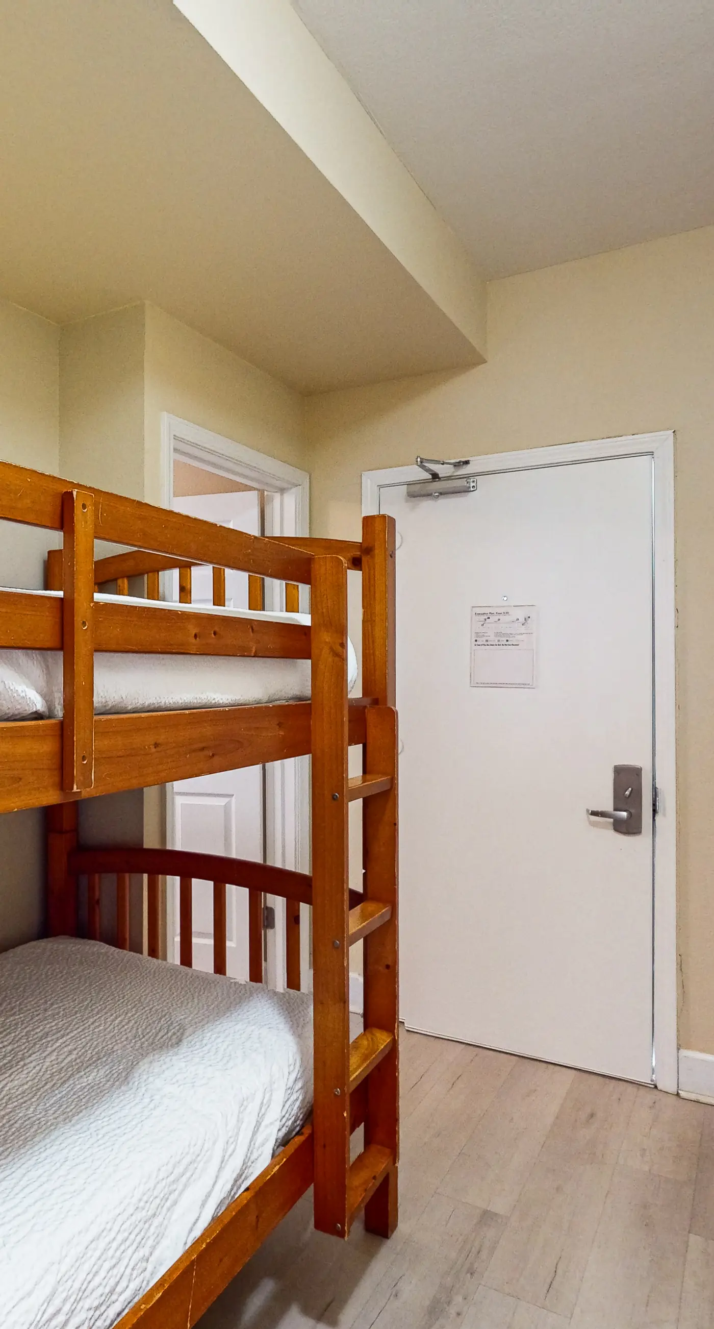 Tidewater beach condo w/ swimming pools & gym - free seasonal beach service