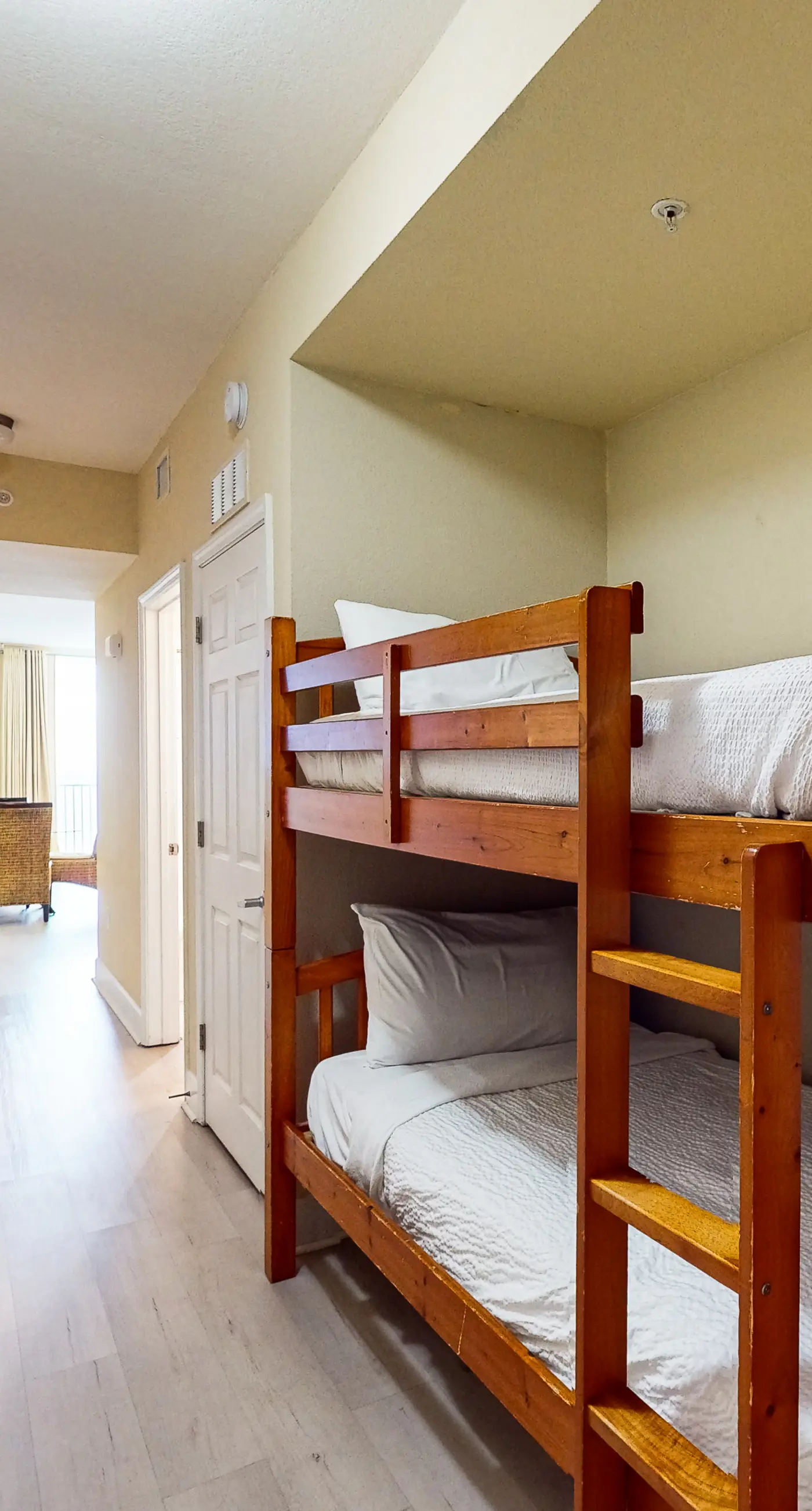 Tidewater beach condo w/ swimming pools & gym - free seasonal beach service