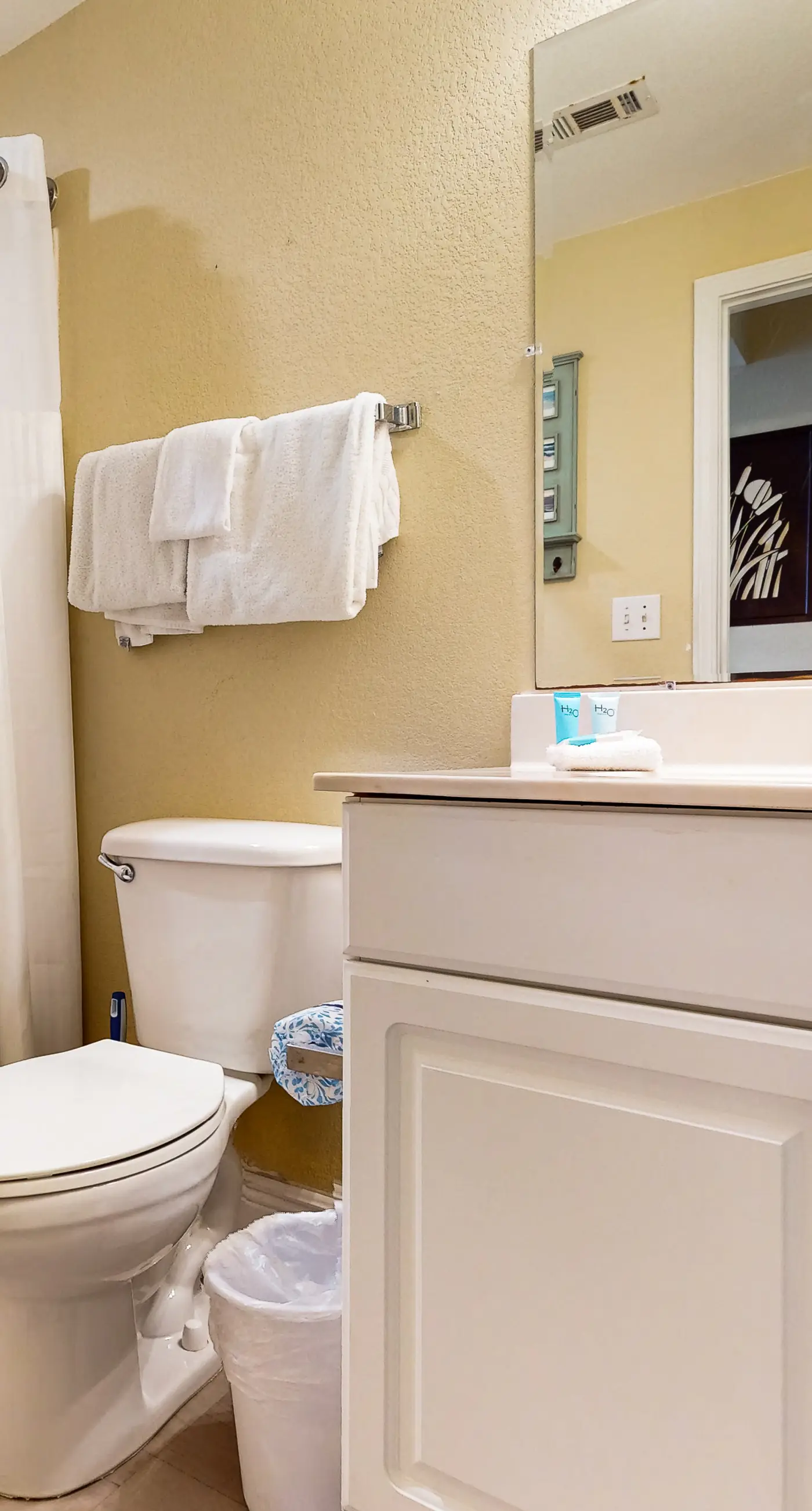 Tidewater beach condo w/ swimming pools & gym - free seasonal beach service