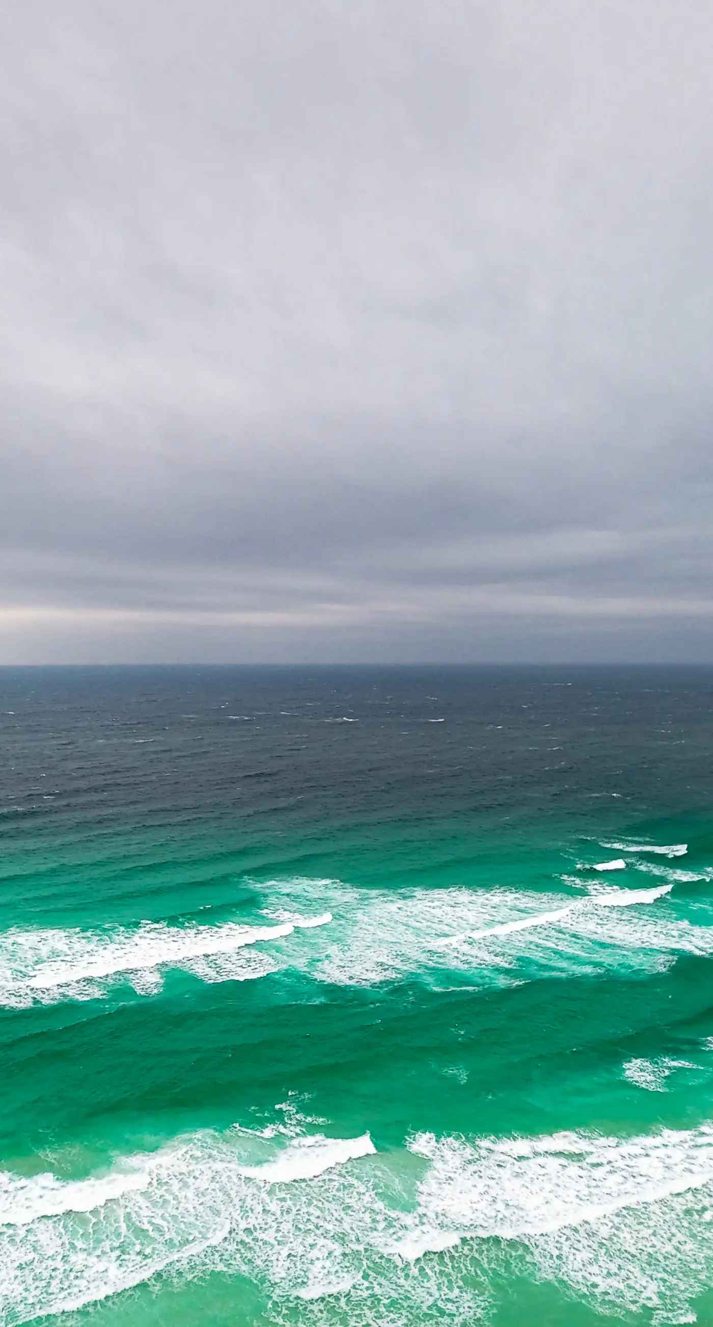 Tidewater beach condo w/ swimming pools & gym - free seasonal beach service