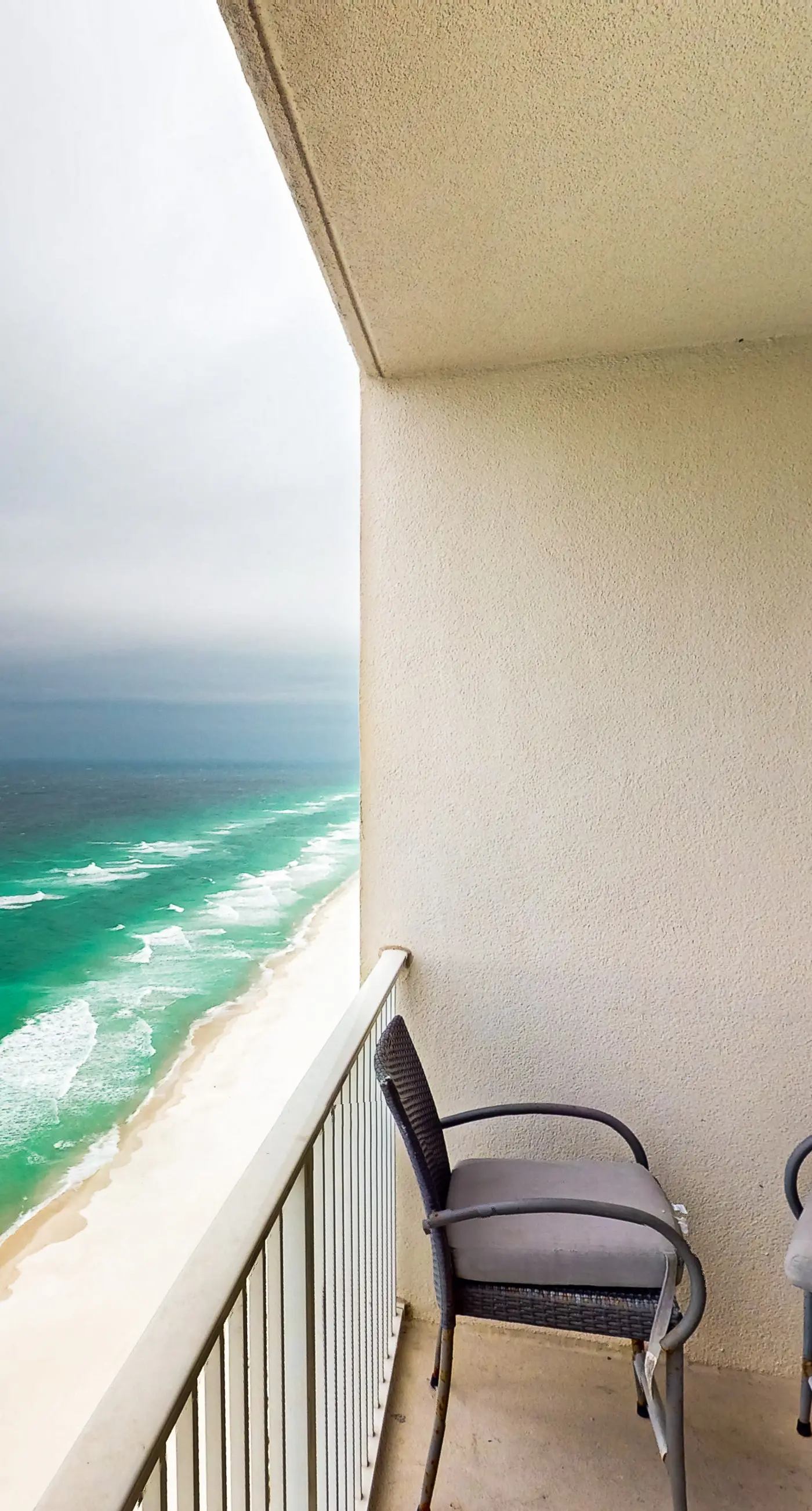 Tidewater beach condo w/ swimming pools & gym - free seasonal beach service