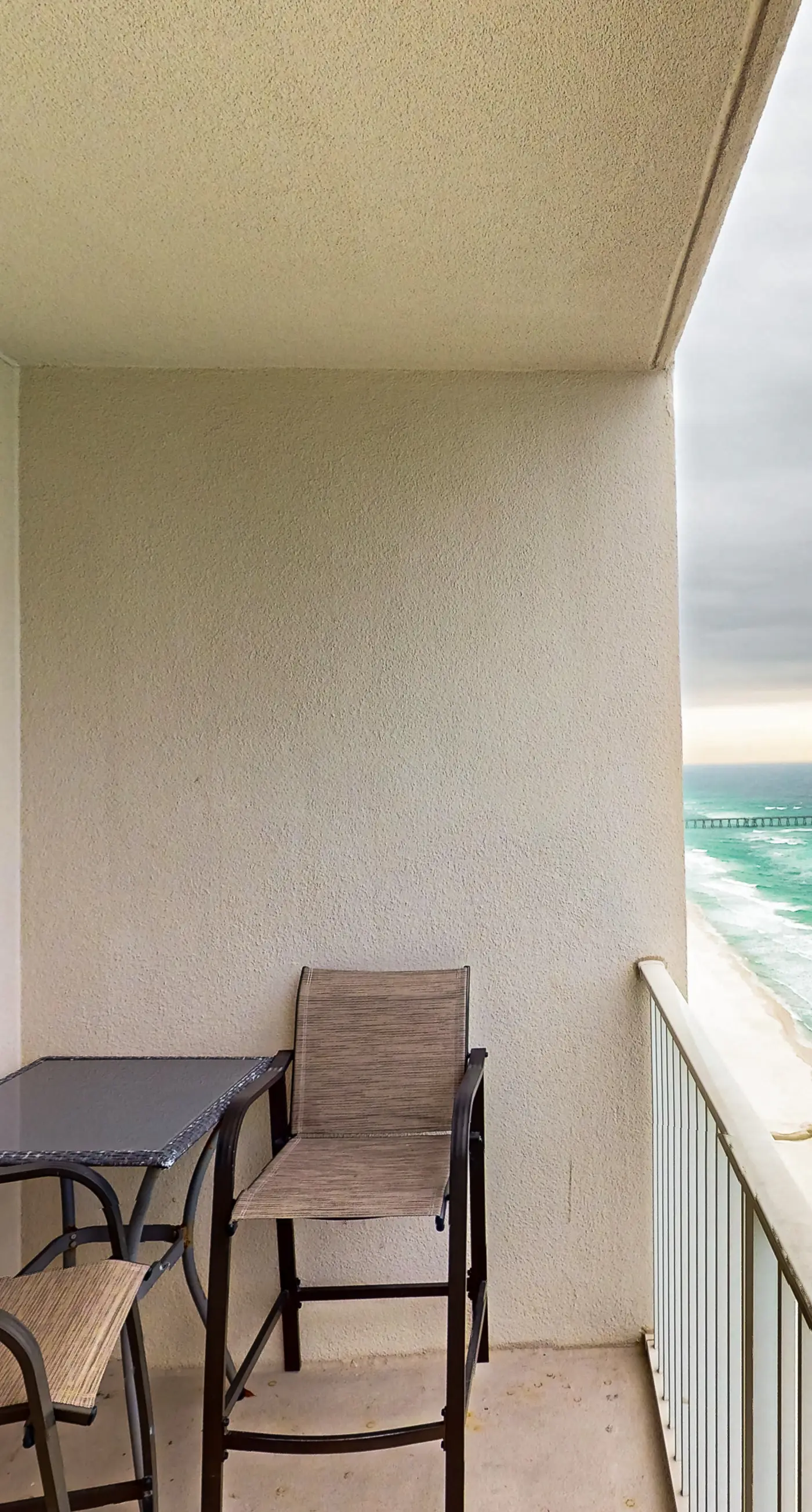 Tidewater beach condo w/ swimming pools & gym - free seasonal beach service