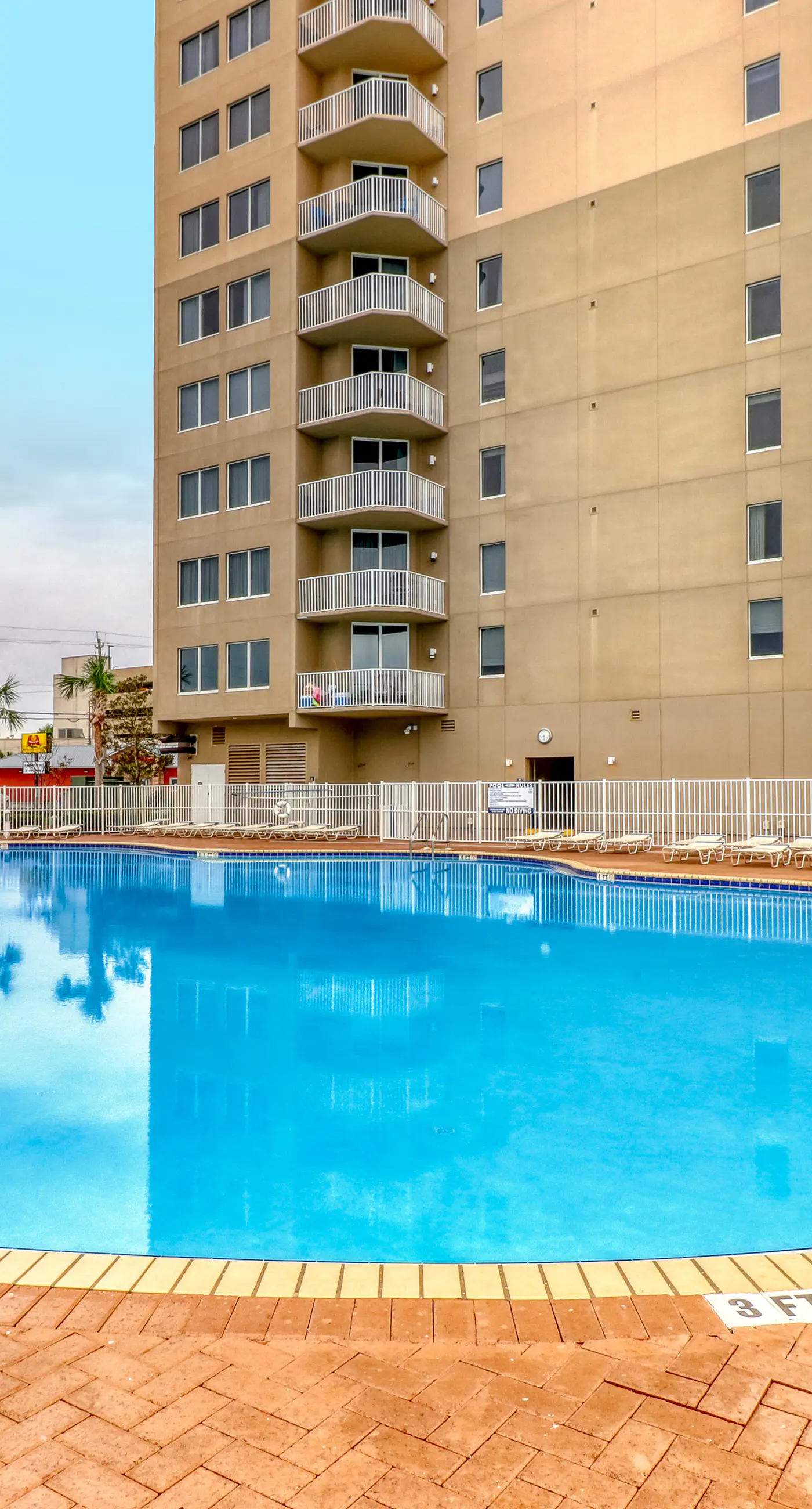 Tidewater beach condo w/ swimming pools & gym - free seasonal beach service