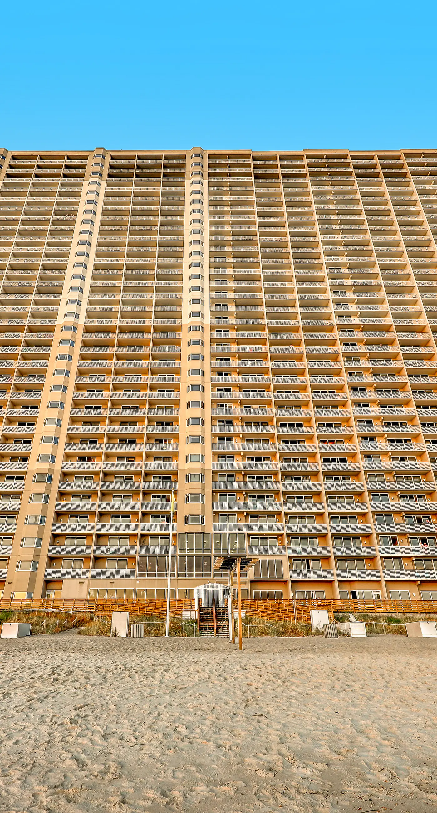 Tidewater beach condo w/ swimming pools & gym - free seasonal beach service