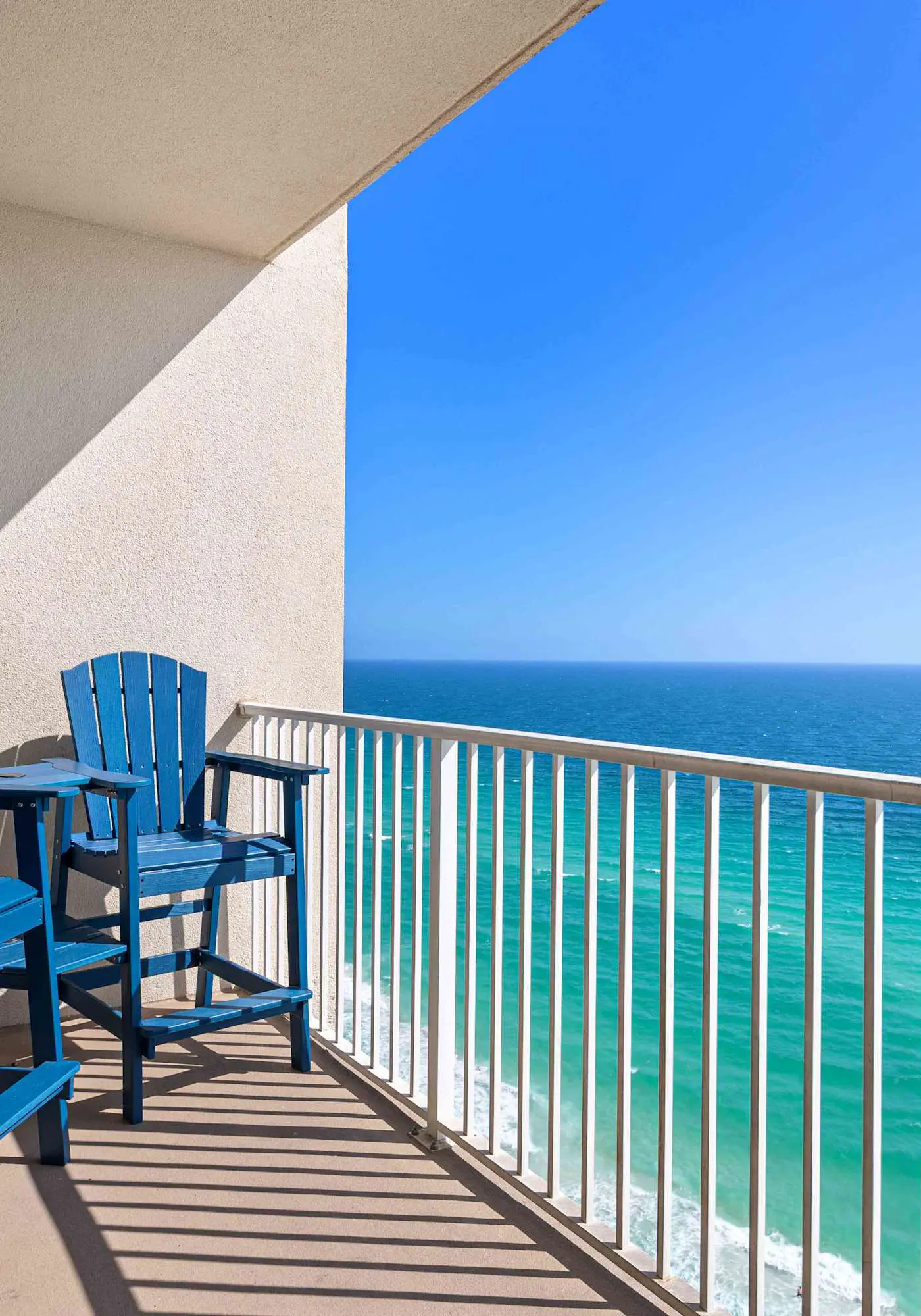 Beachfront Condo, gorgeous views, shared pool and beach access