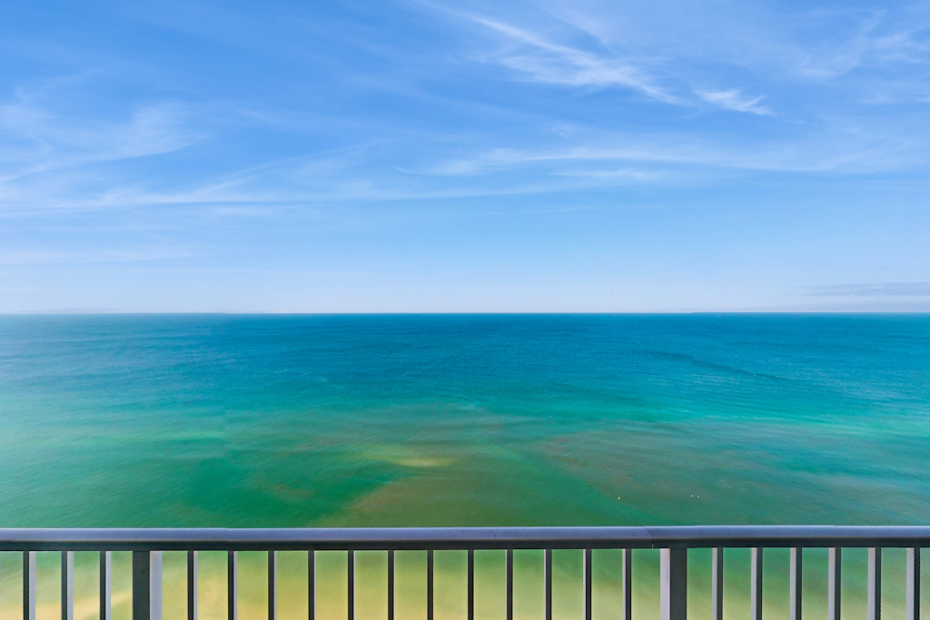 Gulf-front, 25th-floor condo with balcony, pools & hot tubs - walk to Pier Park