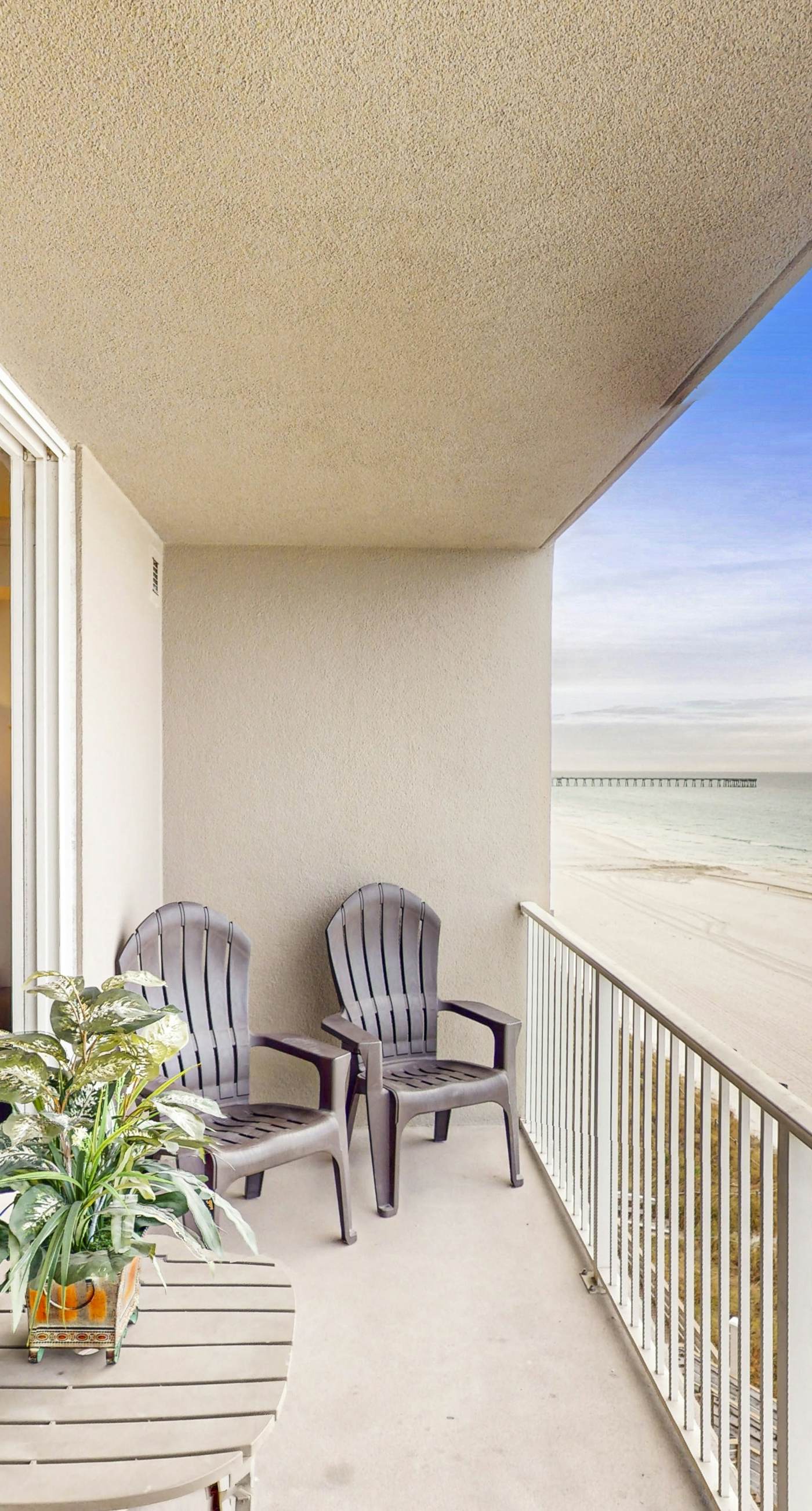 Lovely fourth-floor condo with lagoon pools, gym, hot tub, sauna & game room