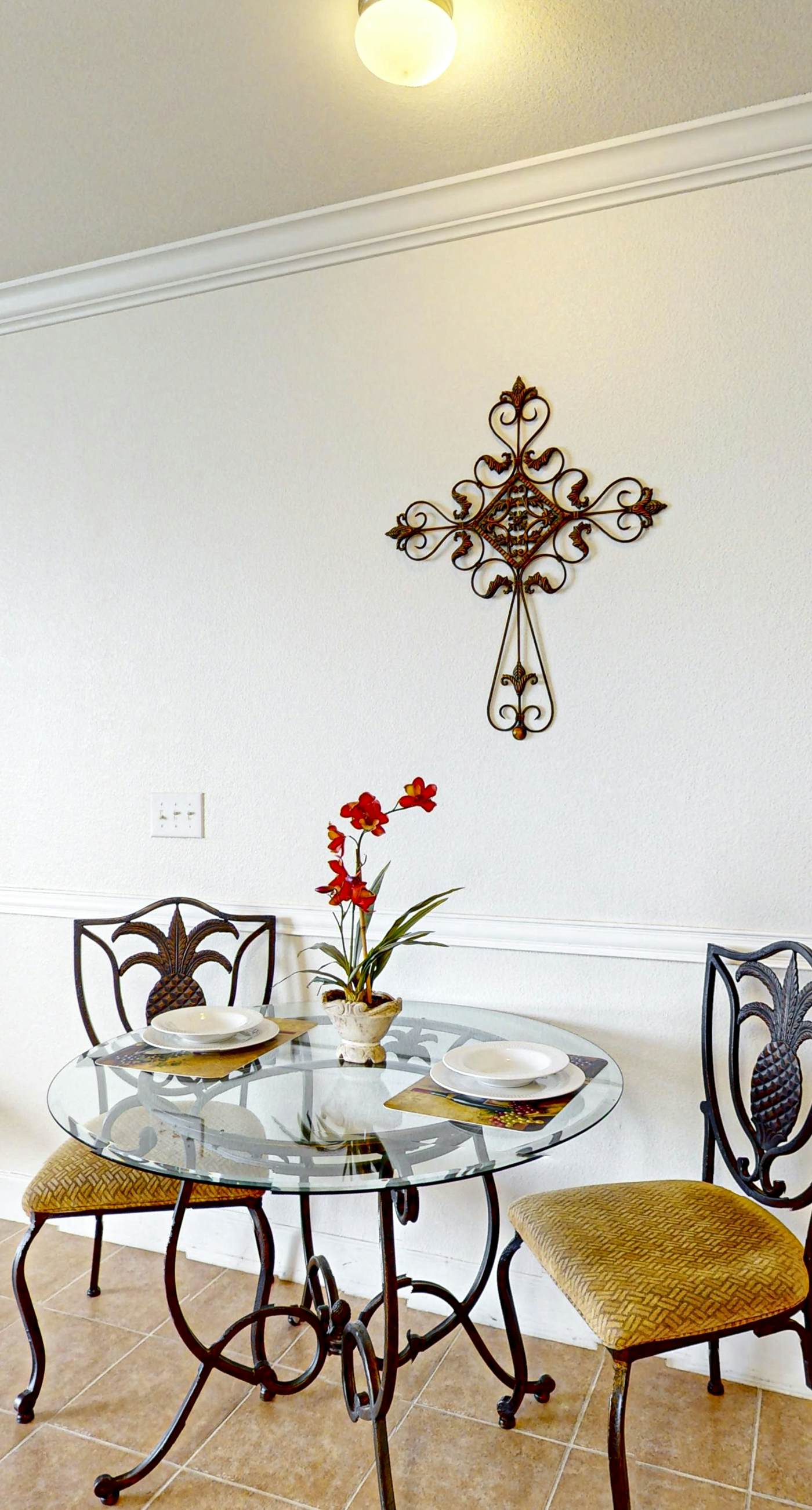 Lovely fourth-floor condo with lagoon pools, gym, hot tub, sauna & game room