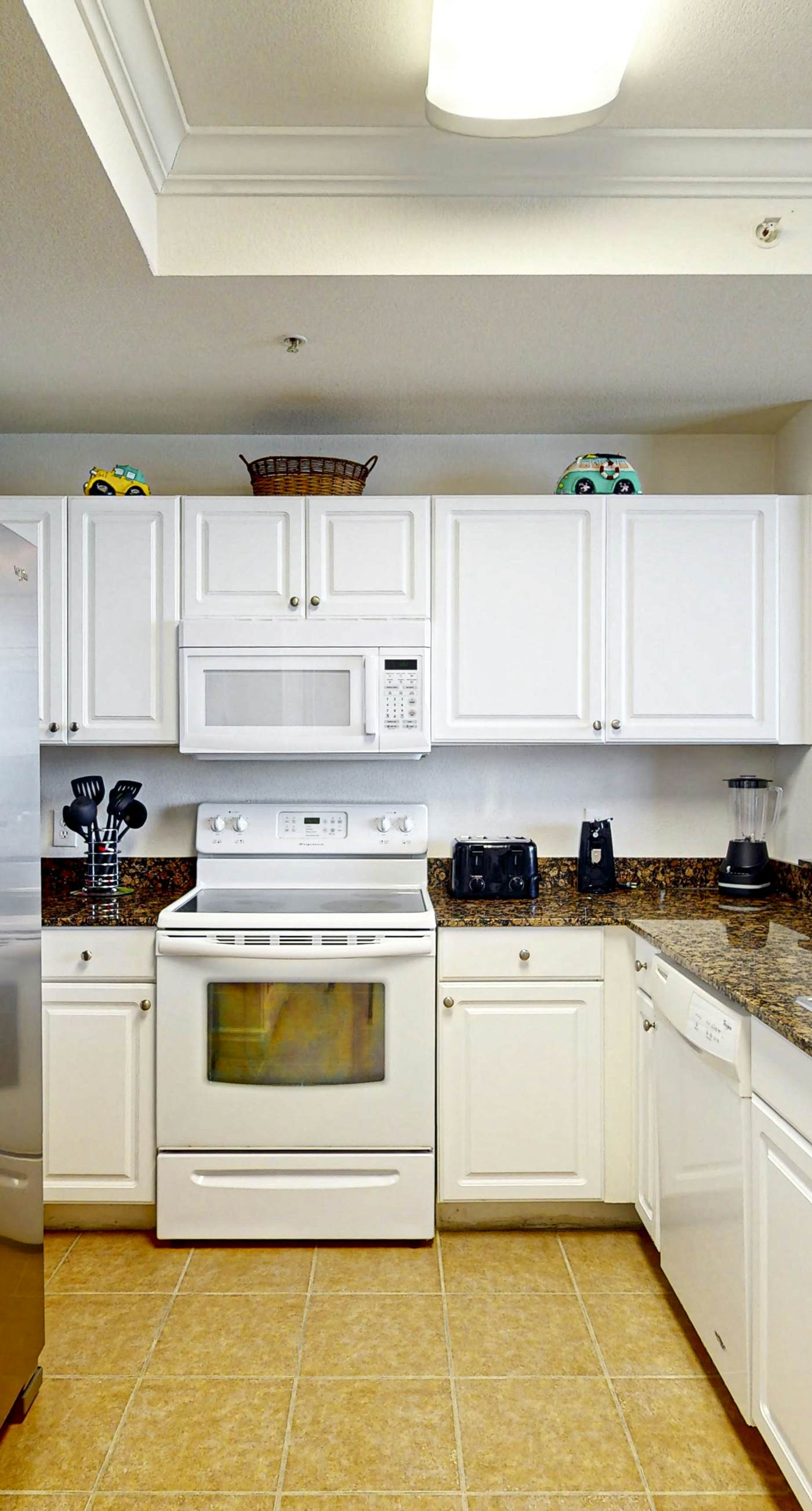 Lovely fourth-floor condo with lagoon pools, gym, hot tub, sauna & game room