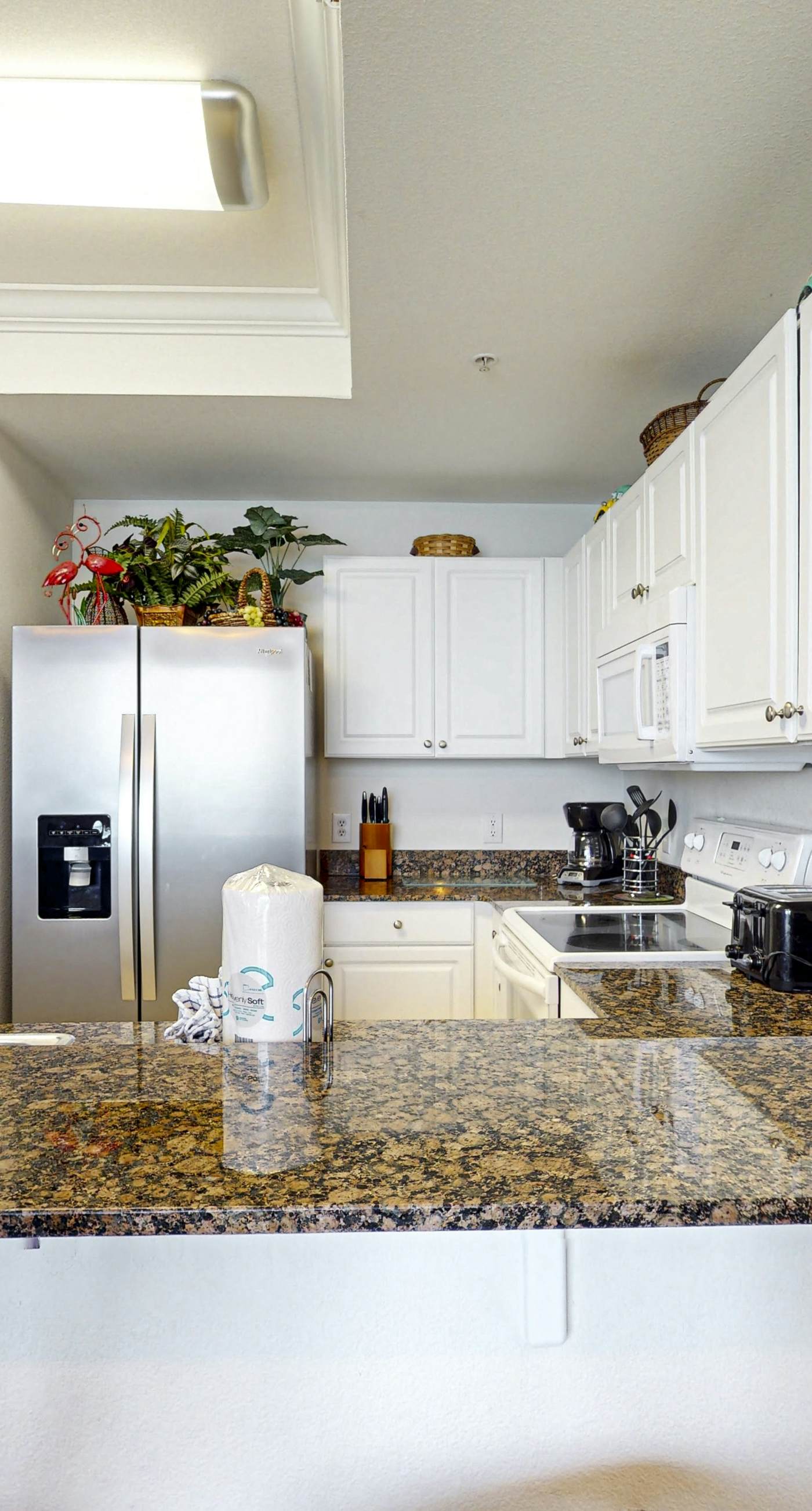 Lovely fourth-floor condo with lagoon pools, gym, hot tub, sauna & game room