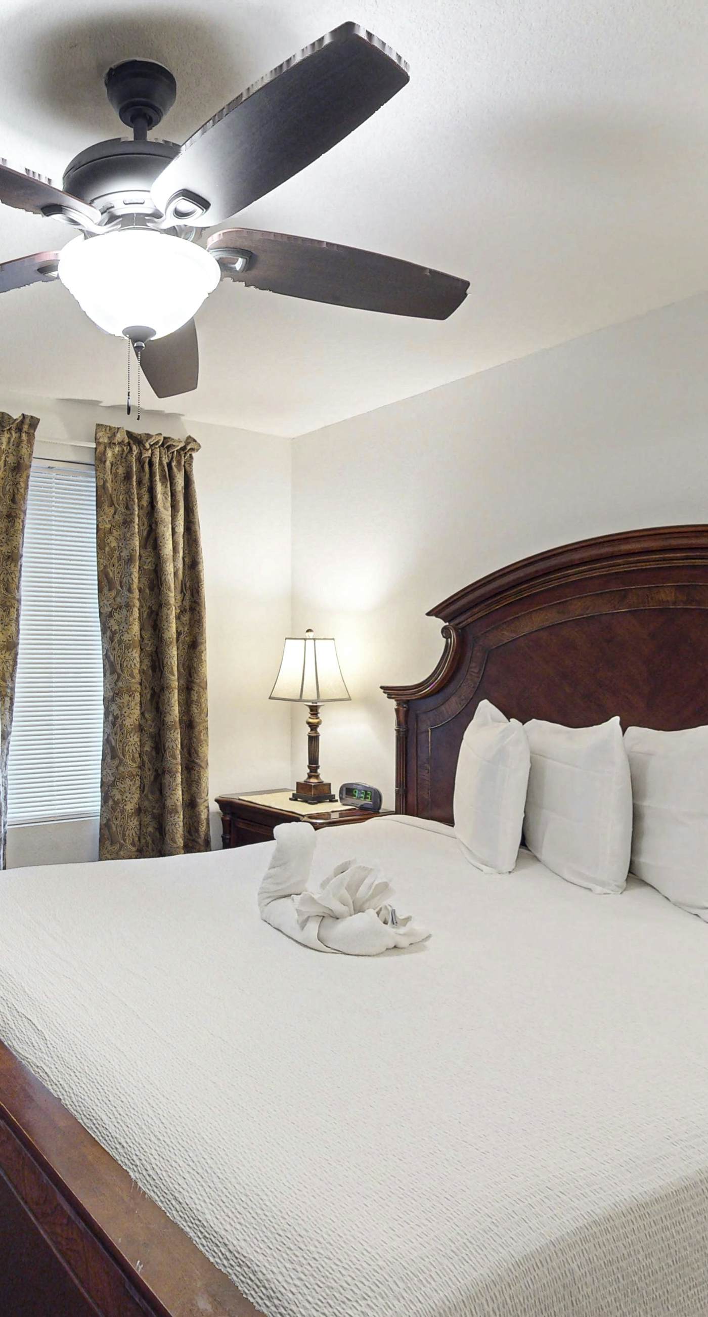 Lovely fourth-floor condo with lagoon pools, gym, hot tub, sauna & game room