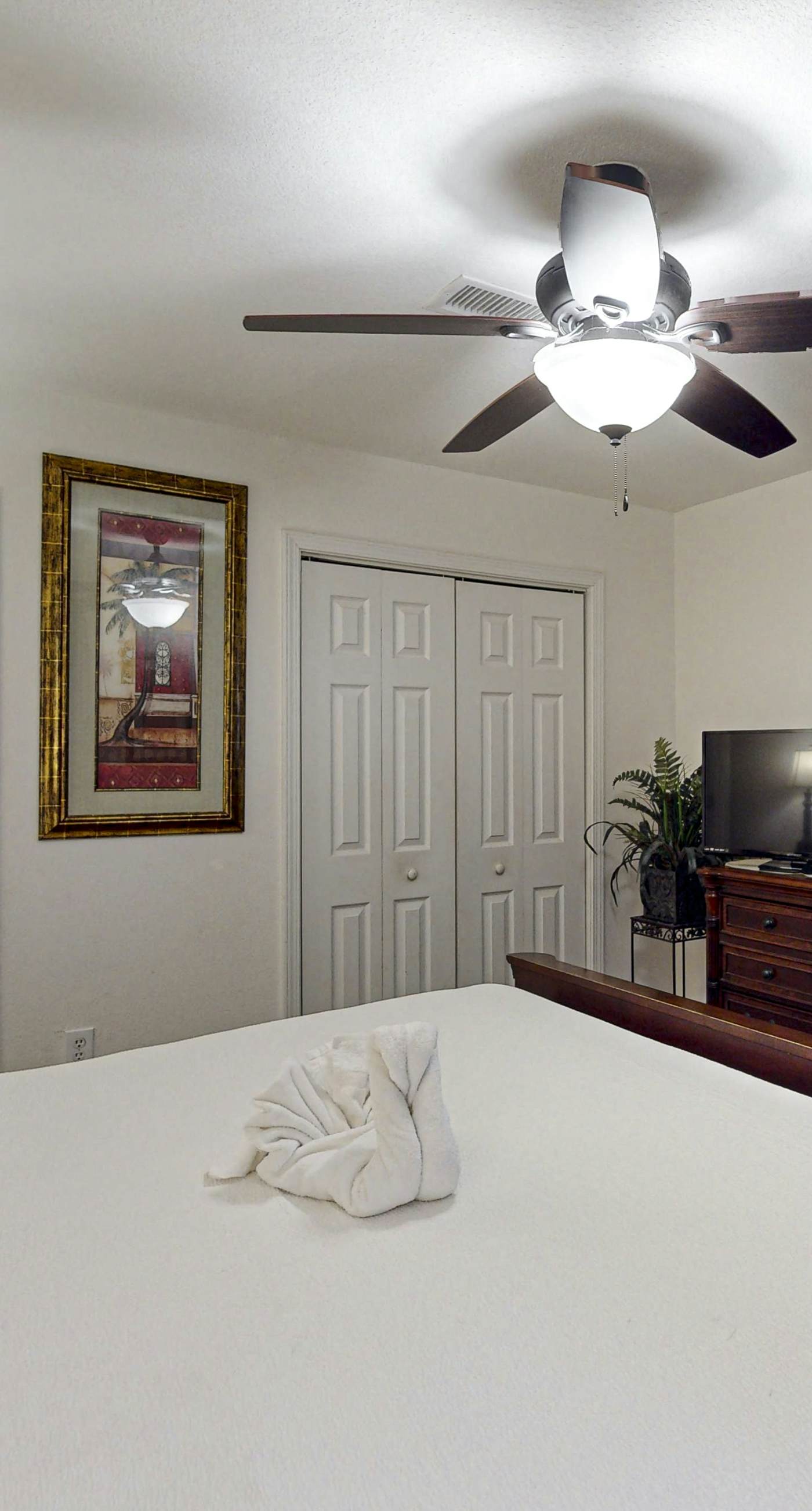 Lovely fourth-floor condo with lagoon pools, gym, hot tub, sauna & game room