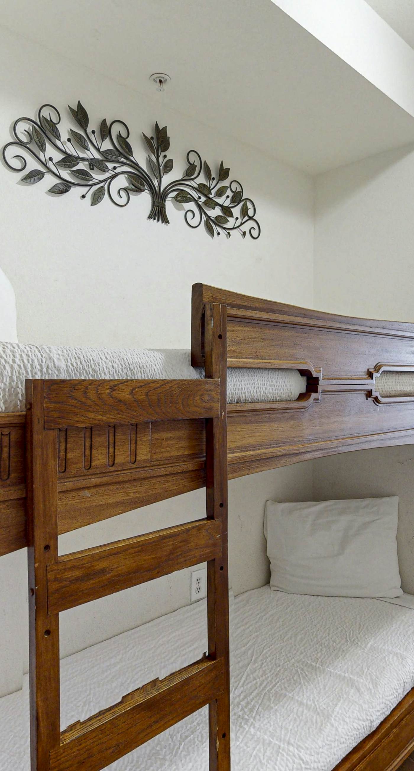 Lovely fourth-floor condo with lagoon pools, gym, hot tub, sauna & game room