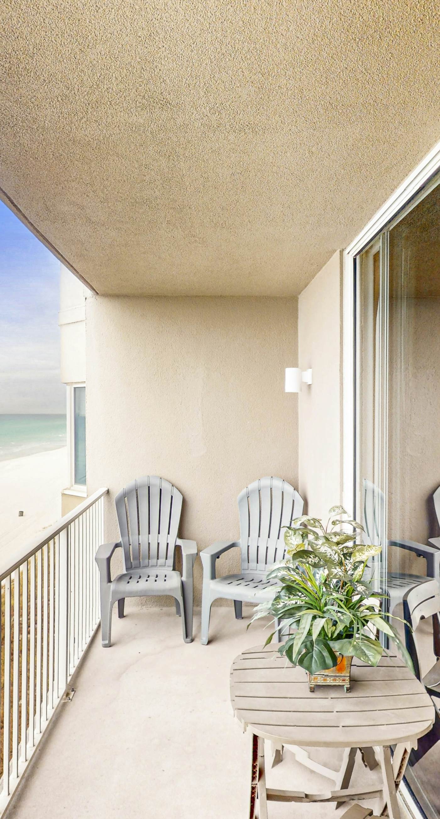 Lovely fourth-floor condo with lagoon pools, gym, hot tub, sauna & game room