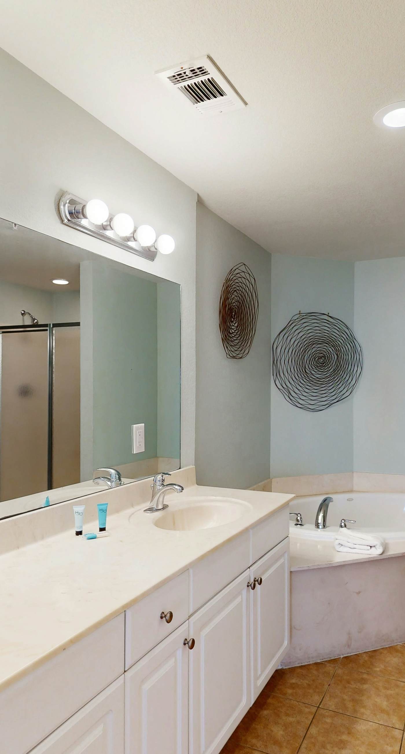 Waterfront Panama City Beach escape with pools, hot tubs & fitness room