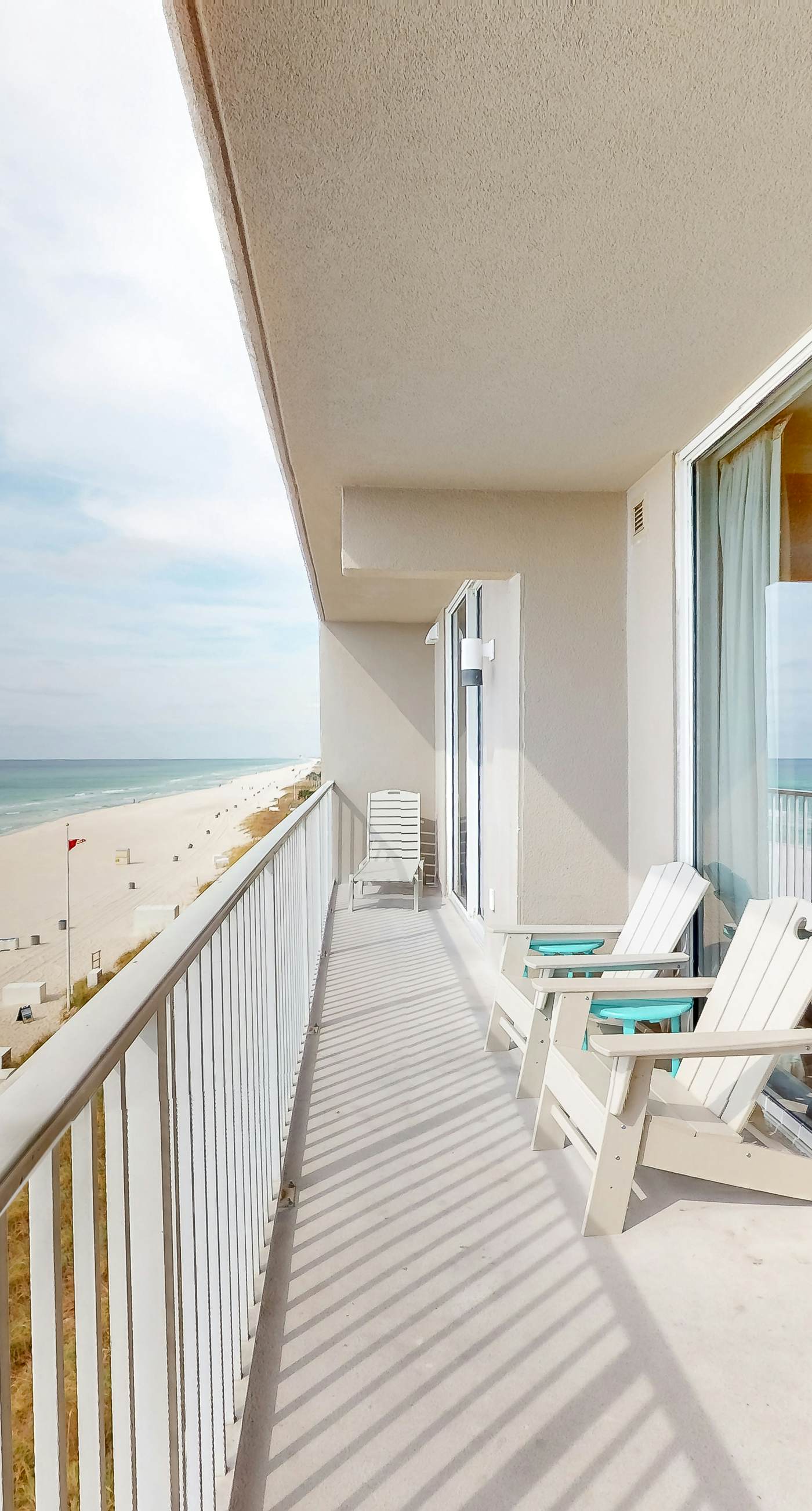 Picturesque beachfront condo with gym, BBQ area, pools & hot tub