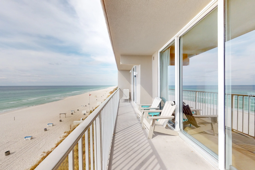 Picturesque beachfront condo with gym, BBQ area, pools & hot tub