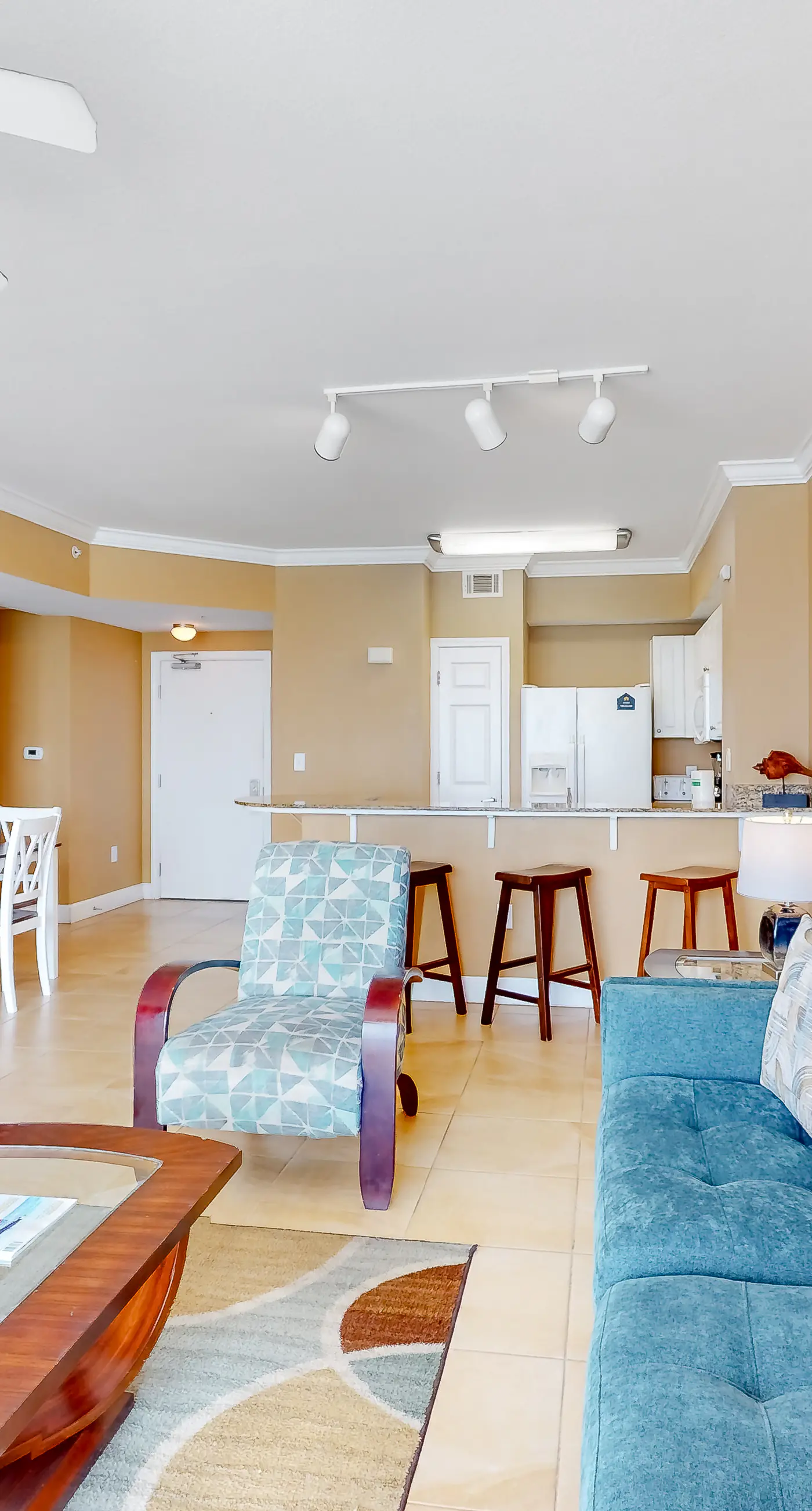 Picturesque beachfront condo with gym, BBQ area, pools & hot tub