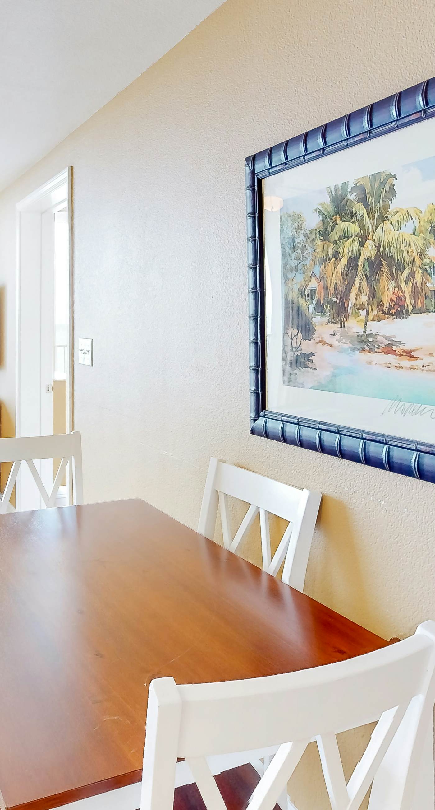 Picturesque beachfront condo with gym, BBQ area, pools & hot tub