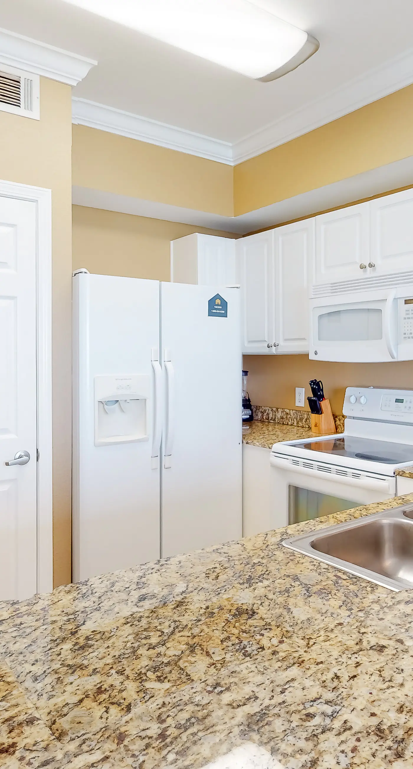 Picturesque beachfront condo with gym, BBQ area, pools & hot tub