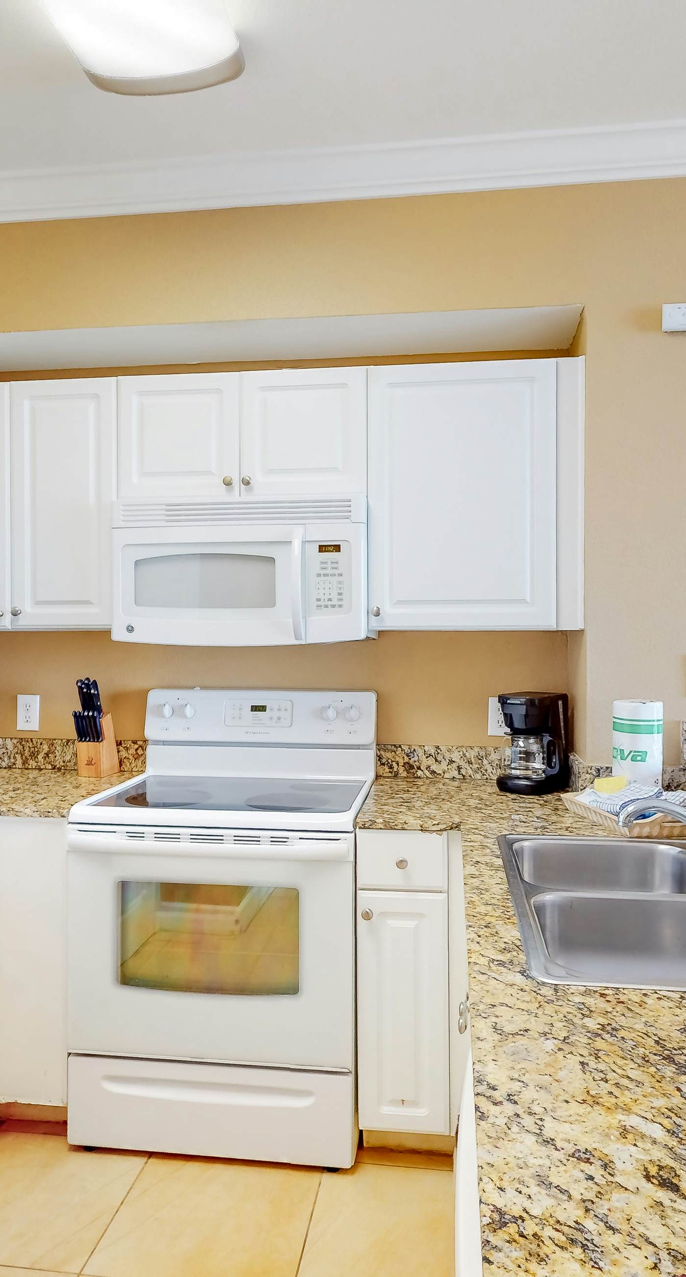 Picturesque beachfront condo with gym, BBQ area, pools & hot tub