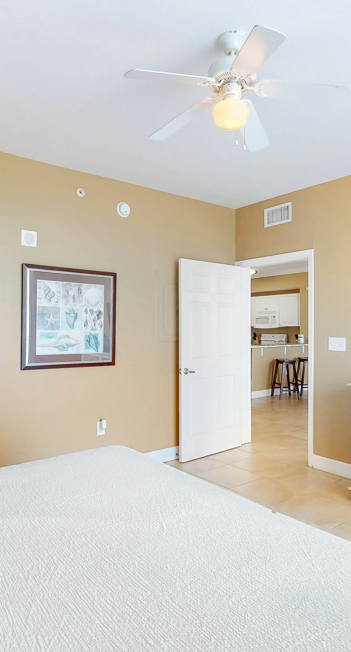 Picturesque beachfront condo with gym, BBQ area, pools & hot tub