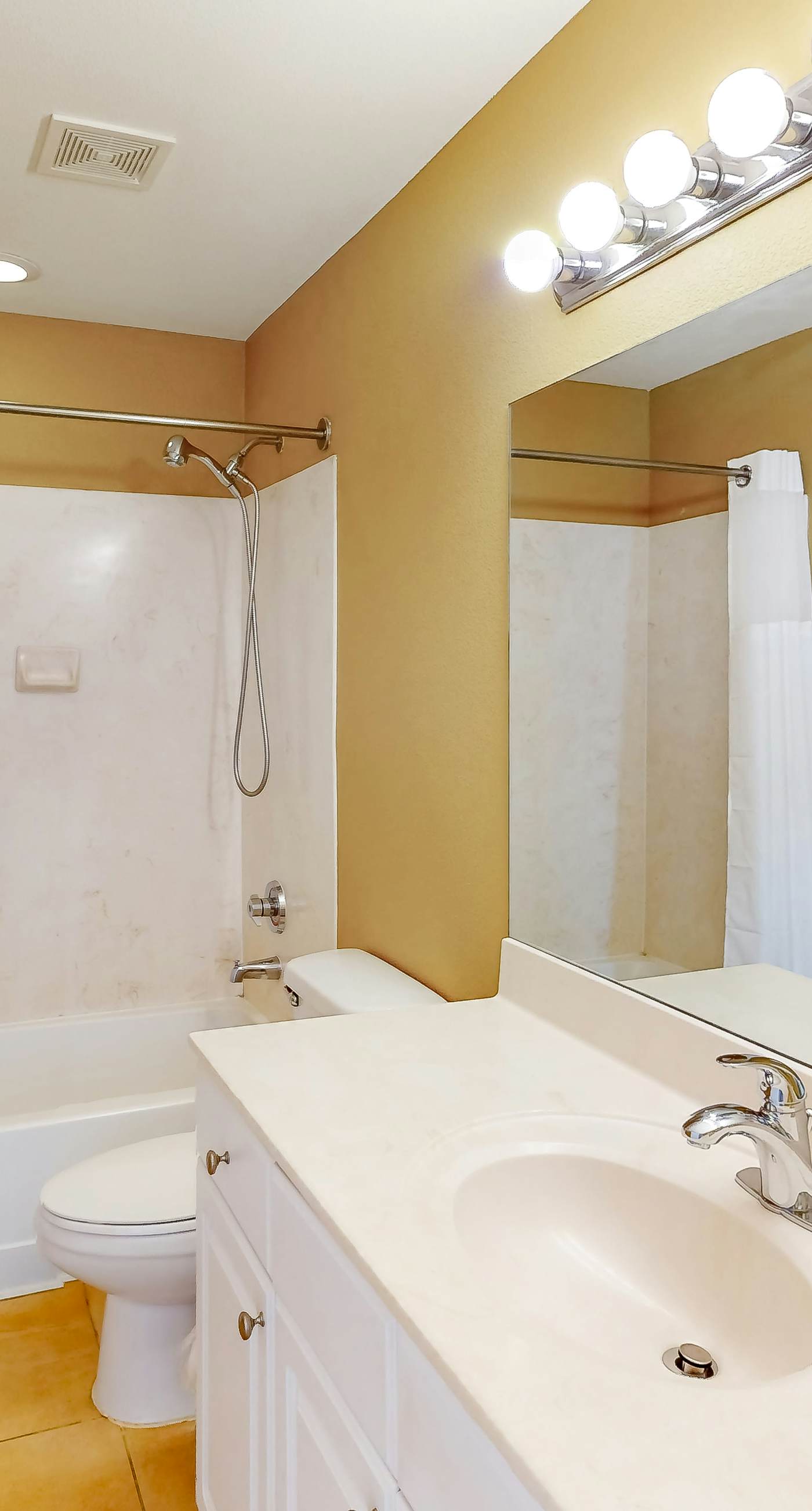 Picturesque beachfront condo with gym, BBQ area, pools & hot tub