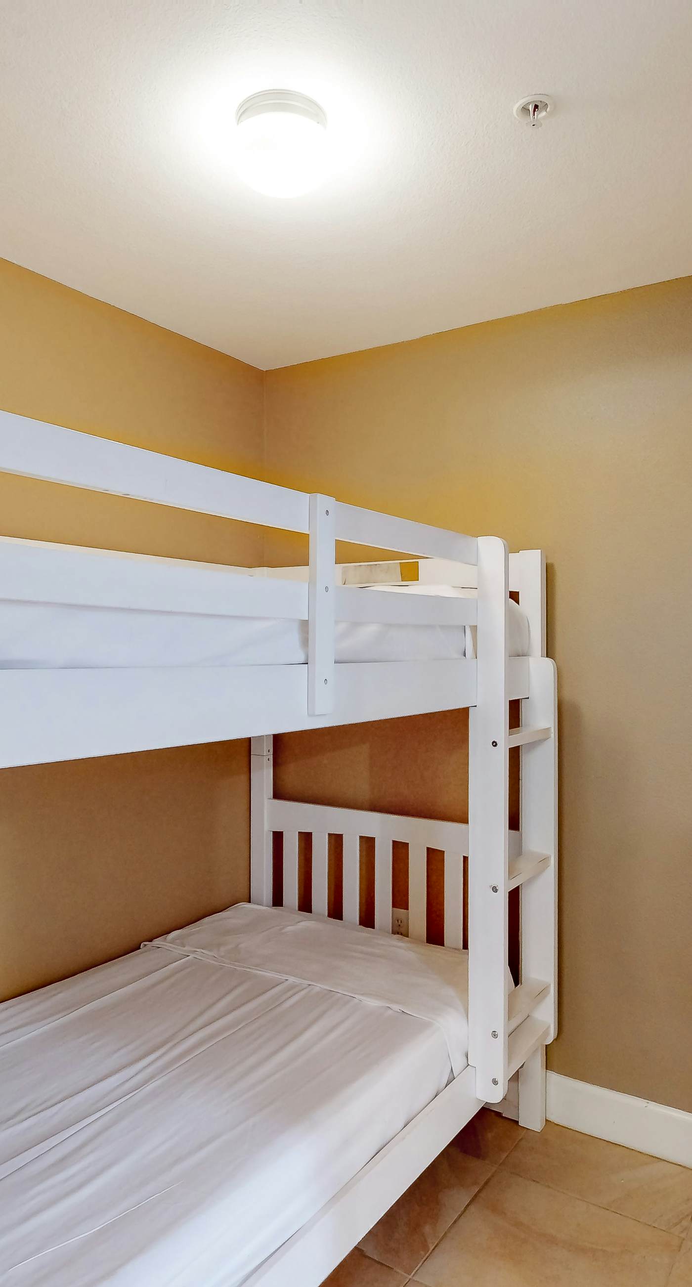 Picturesque beachfront condo with gym, BBQ area, pools & hot tub