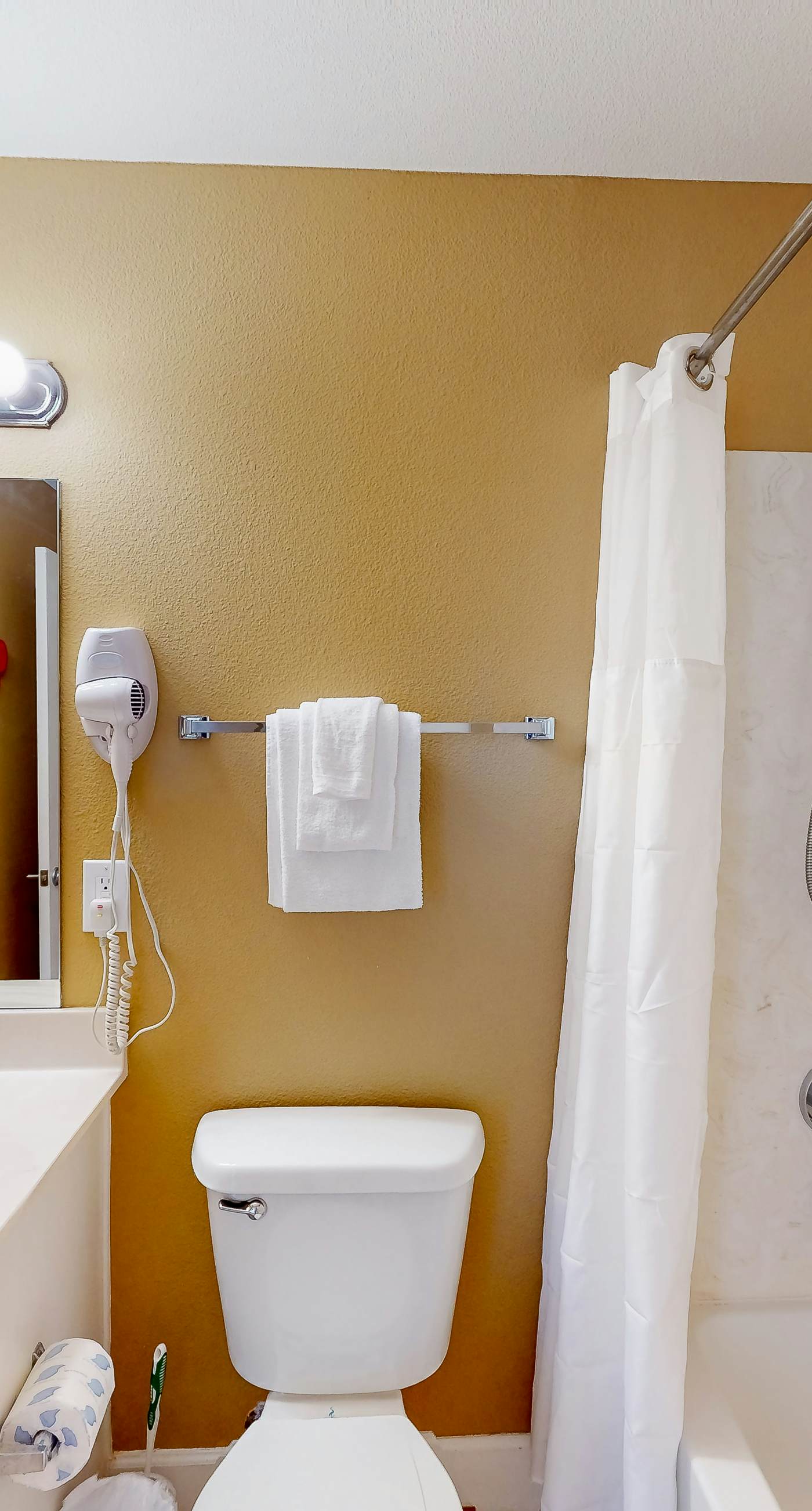 Picturesque beachfront condo with gym, BBQ area, pools & hot tub