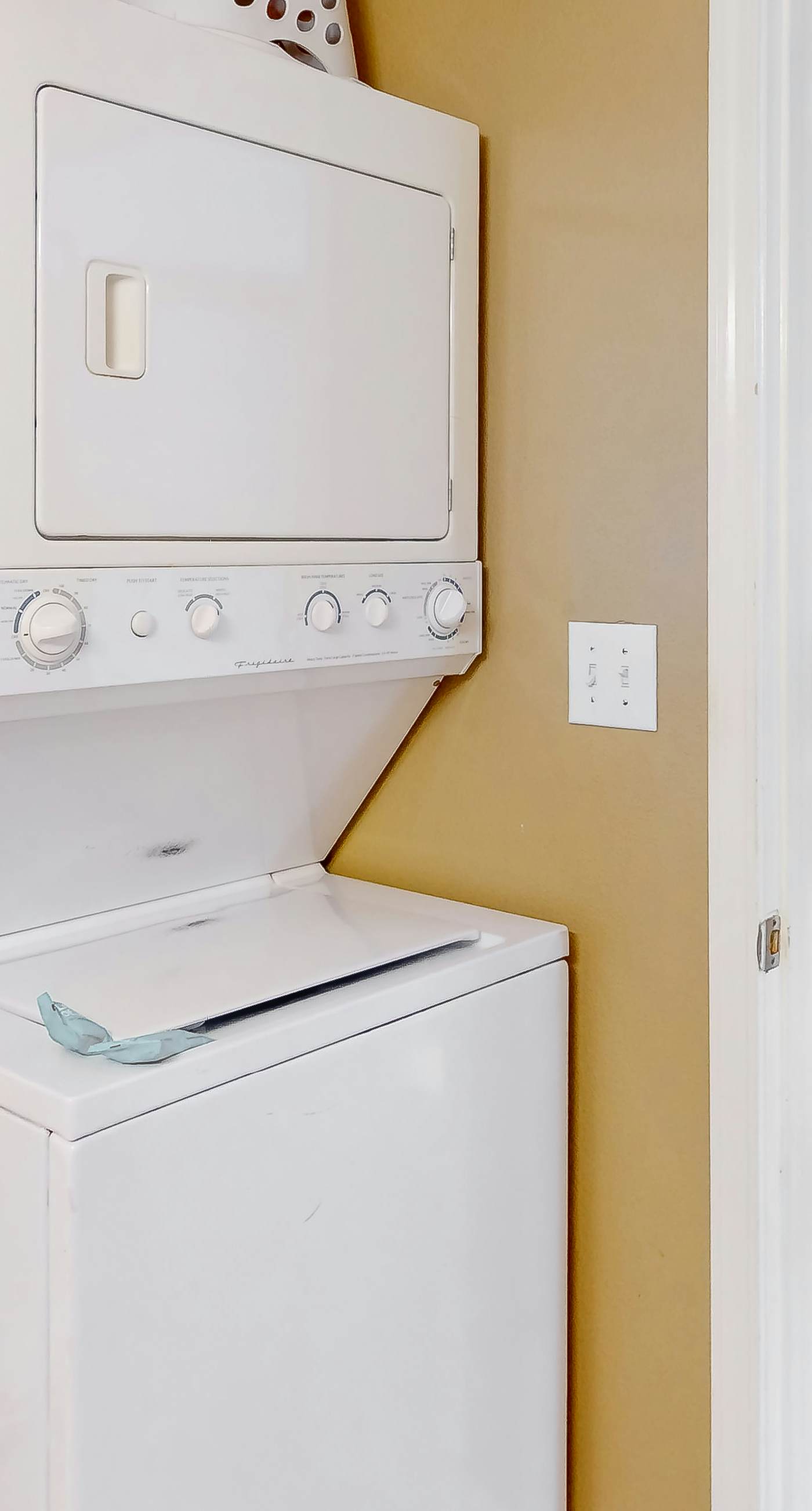 Picturesque beachfront condo with gym, BBQ area, pools & hot tub