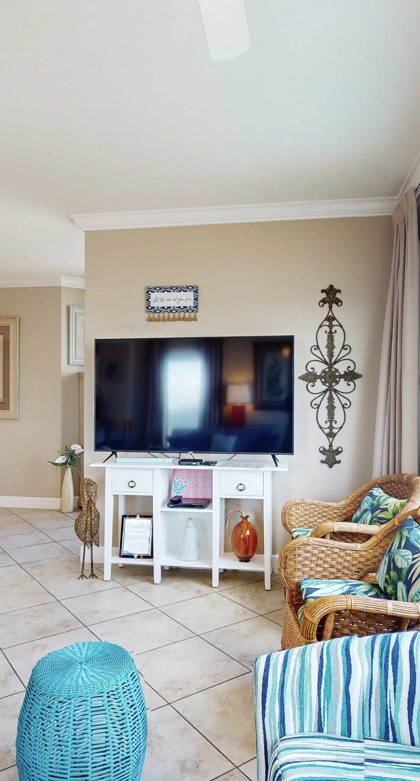 Lovely condo at beachfront resort with sunset views, pools, hot tubs, & gym